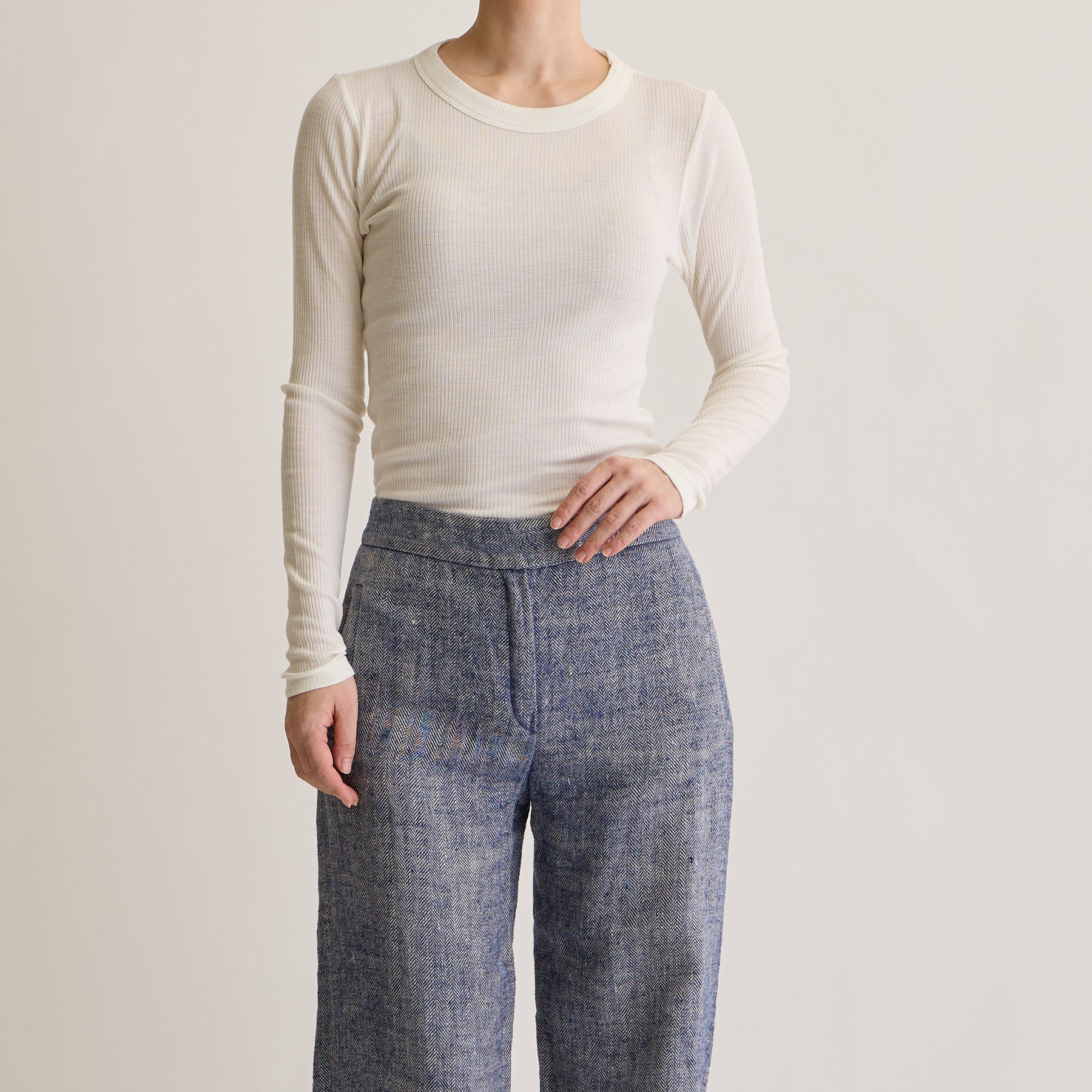 メリノウール100%リブ クルーネックトップ, ホワイトのモデル着用画像(前)