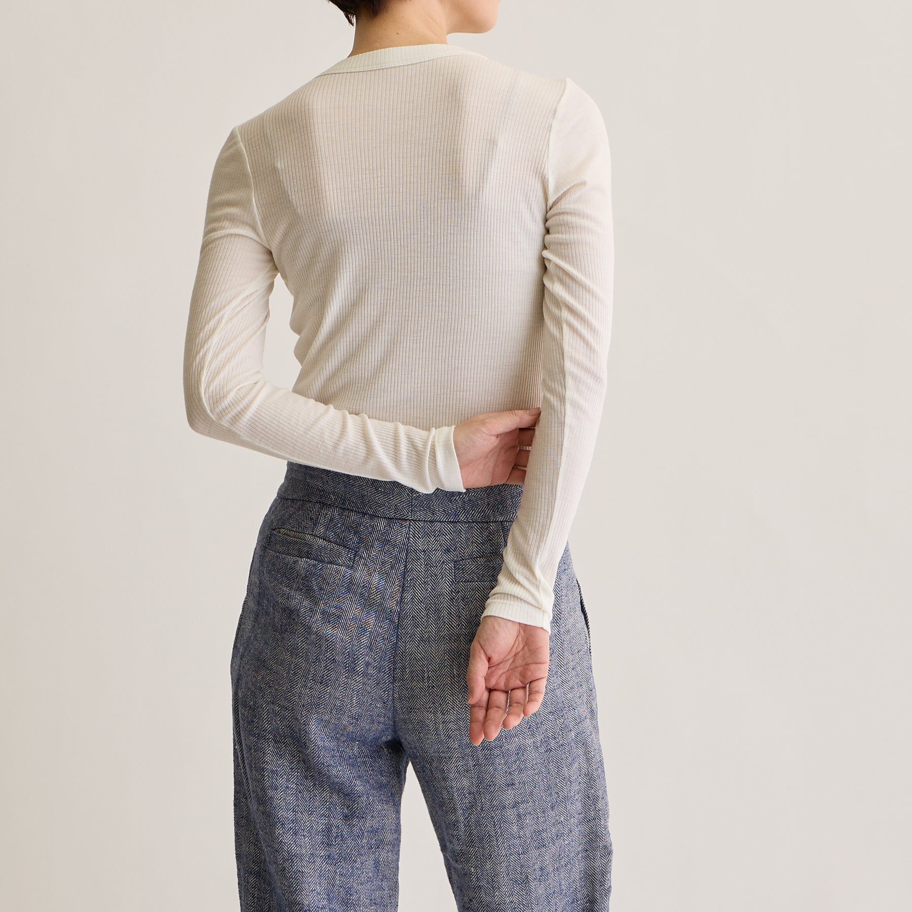 メリノウール100%リブ クルーネックトップ, ホワイトのモデル着用画像(後)