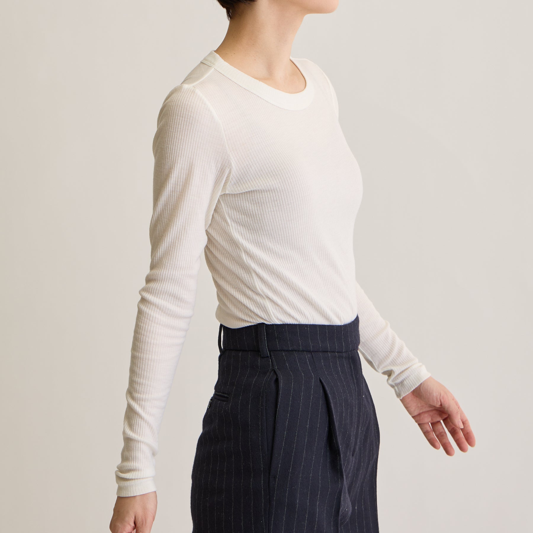 メリノウール100%リブ クルーネックトップ, ホワイトのモデル着用画像(斜め前)
