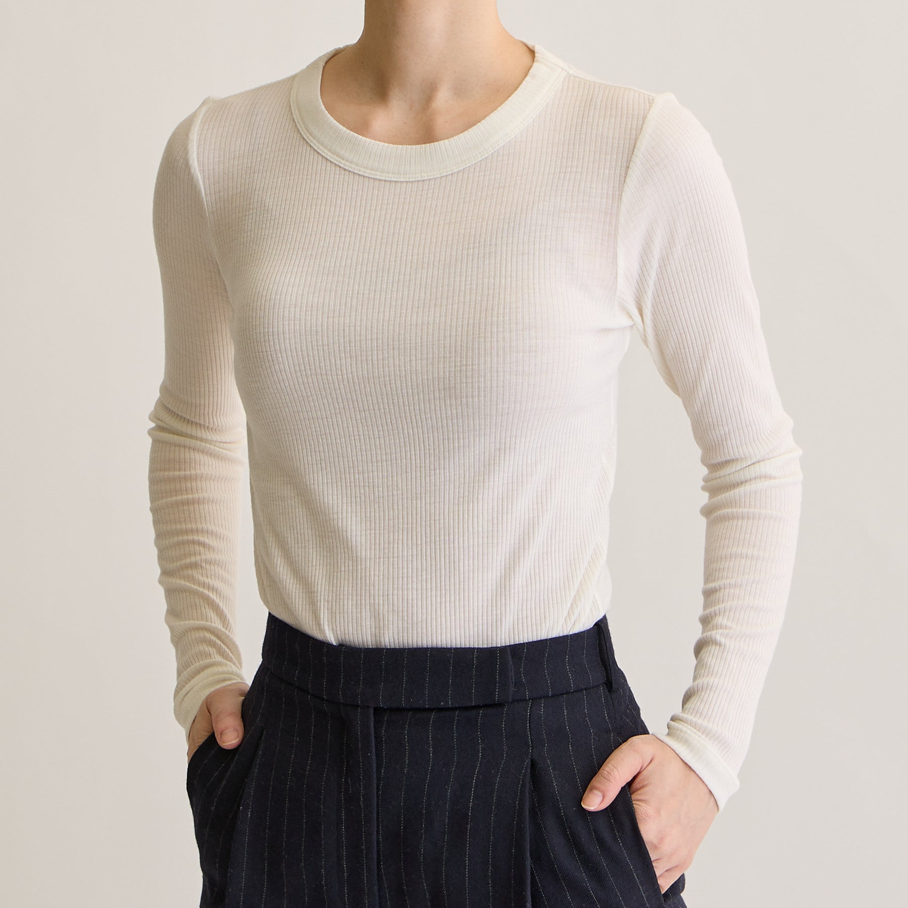 メリノウール100%リブ クルーネックトップ, ホワイトのモデル着用画像(前)
