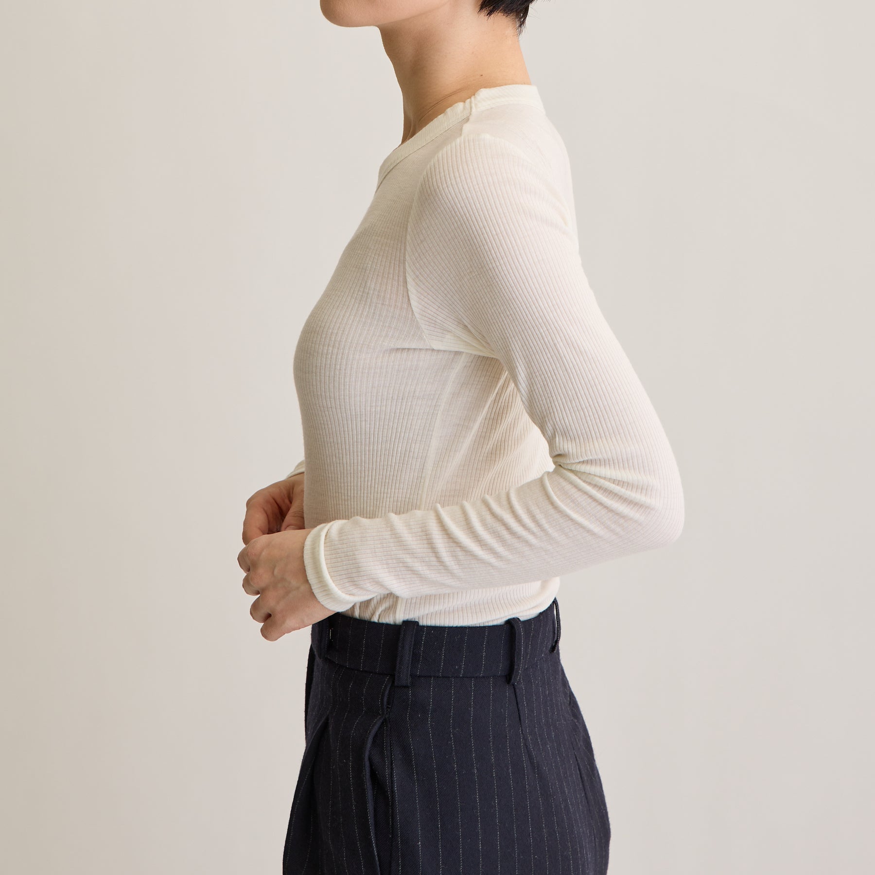 メリノウール100%リブ クルーネックトップ, ホワイトのモデル着用画像(横)