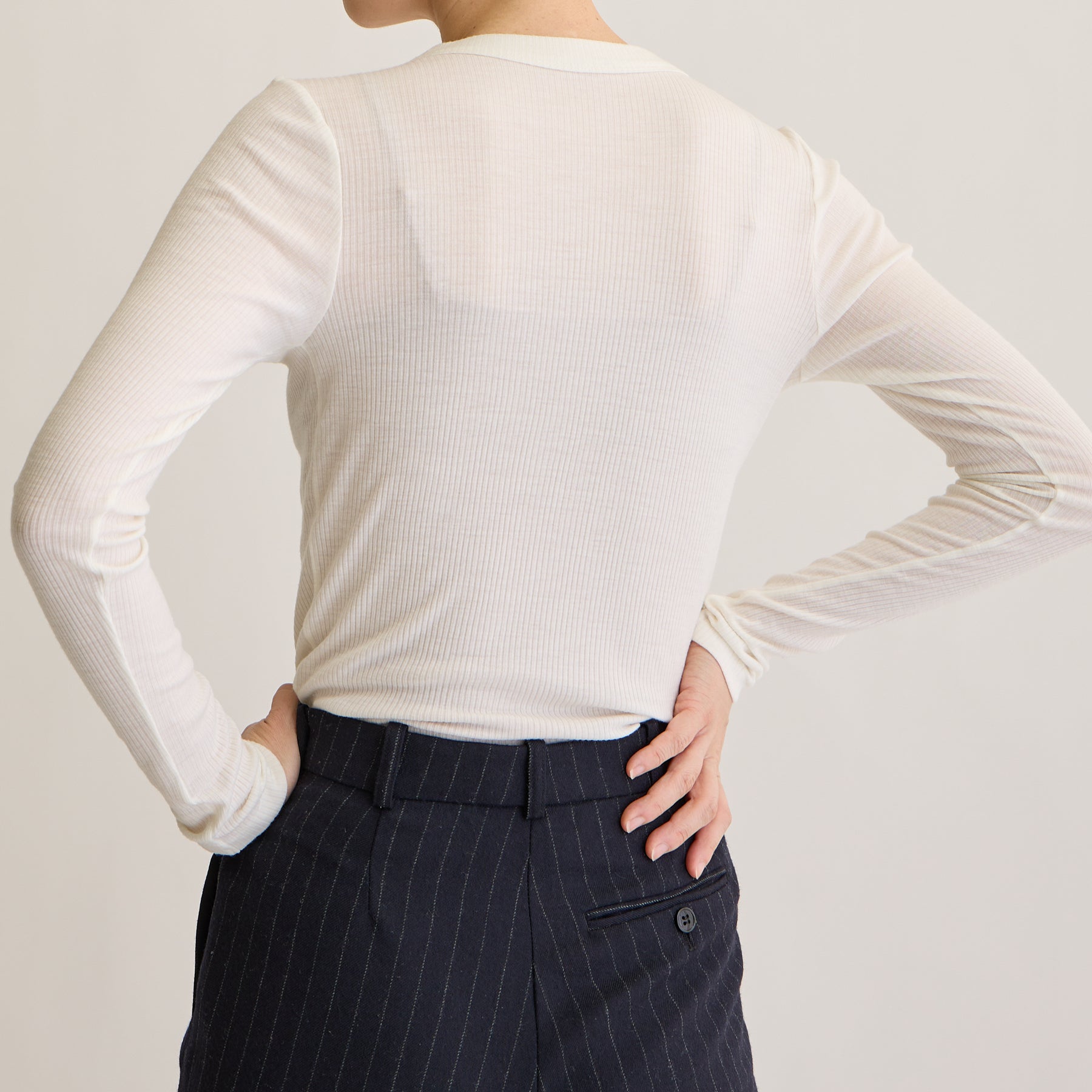 メリノウール100%リブ クルーネックトップ, ホワイトのモデル着用画像(後)