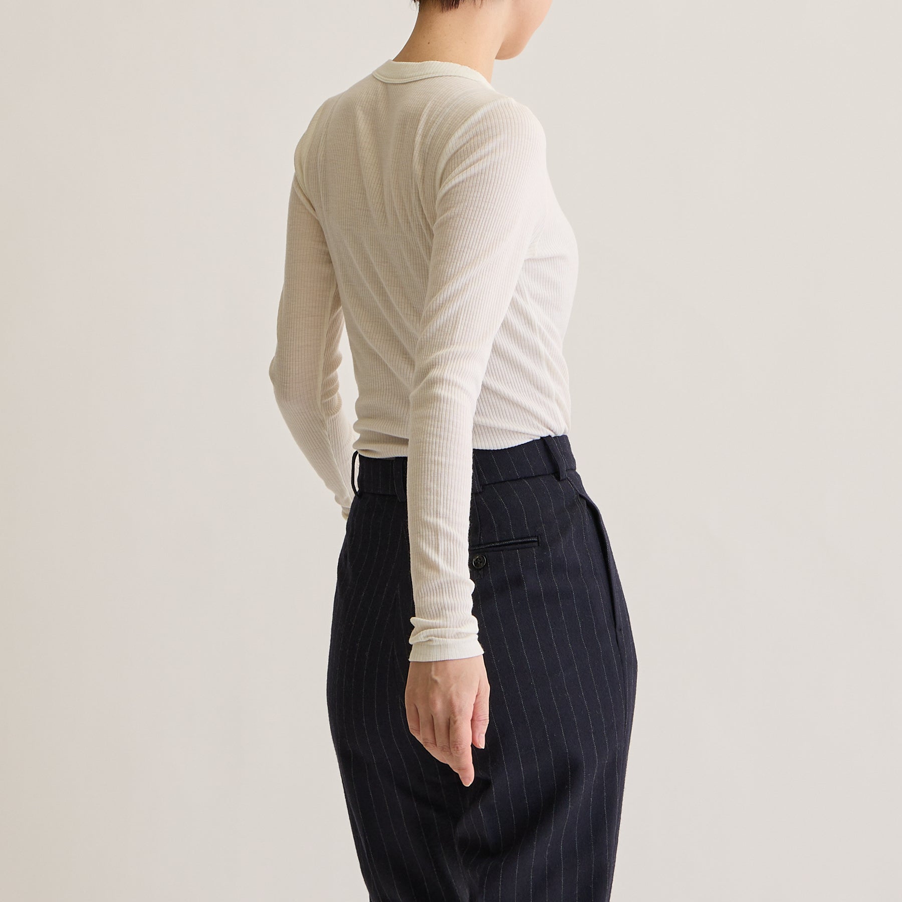 メリノウール100%リブ クルーネックトップ, ホワイトのモデル着用画像(斜め後)