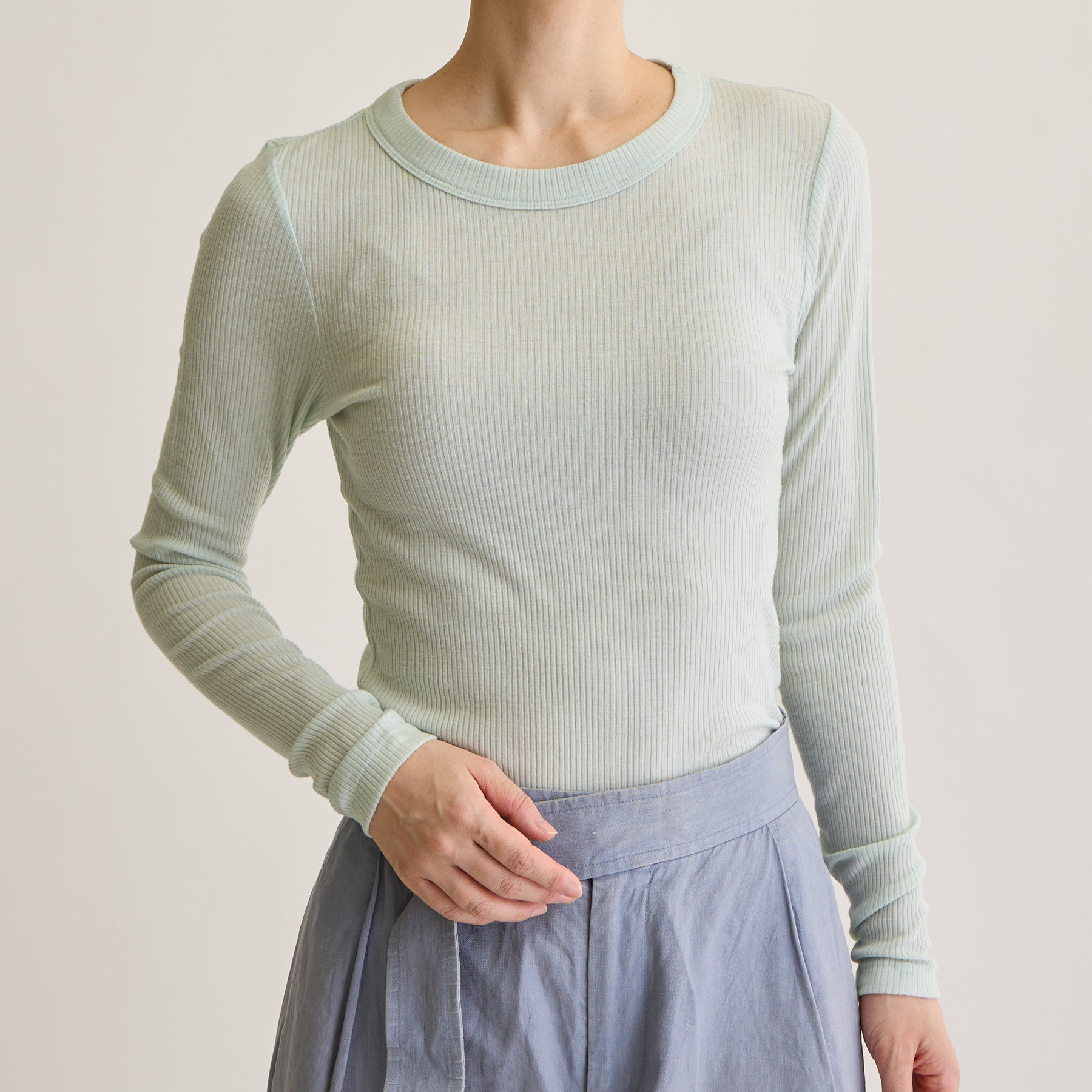 メリノウール100%リブ クルーネックトップ, ペールミントのモデル着用画像(前)
