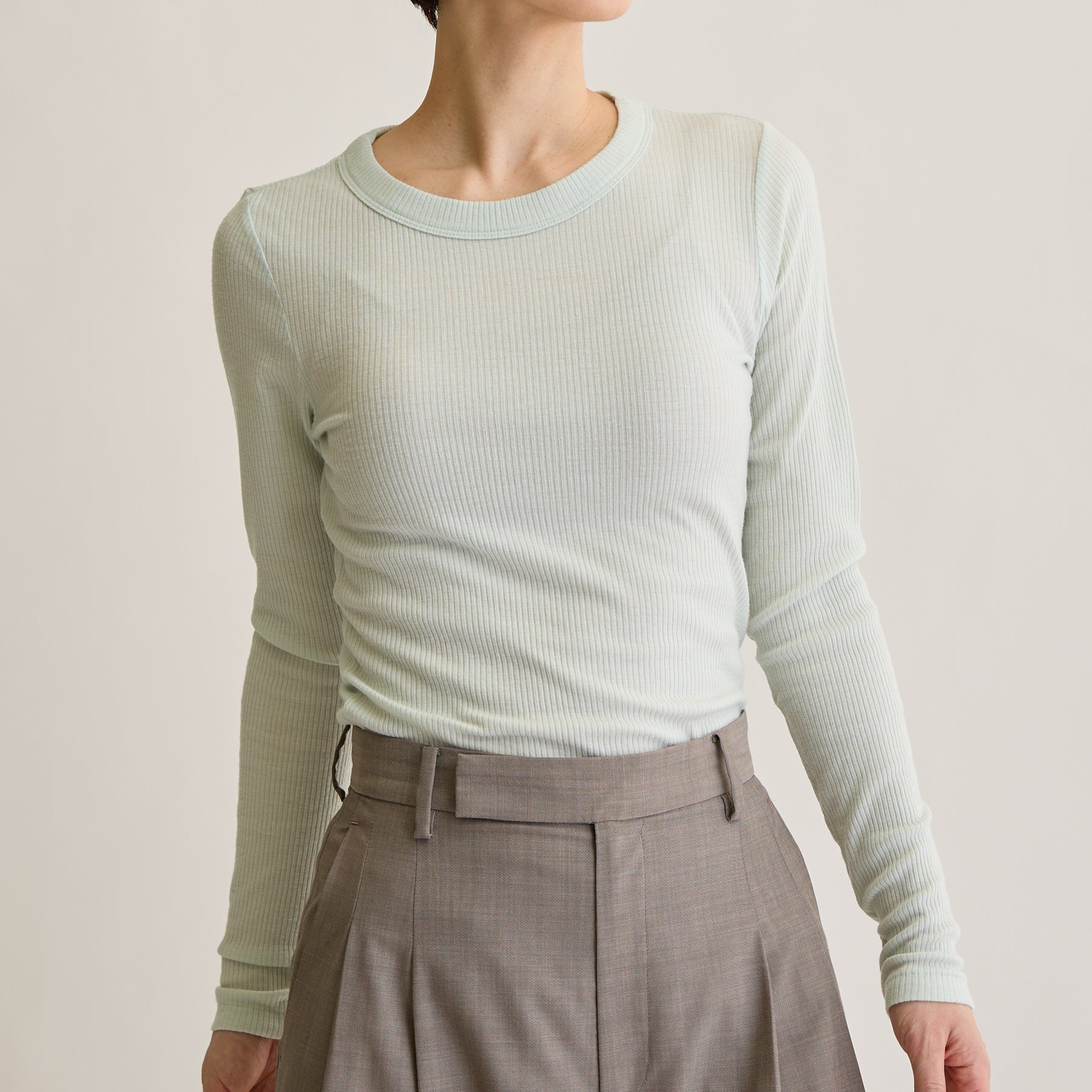 メリノウール100%リブ クルーネックトップ, ペールミントのモデル着用画像(前)