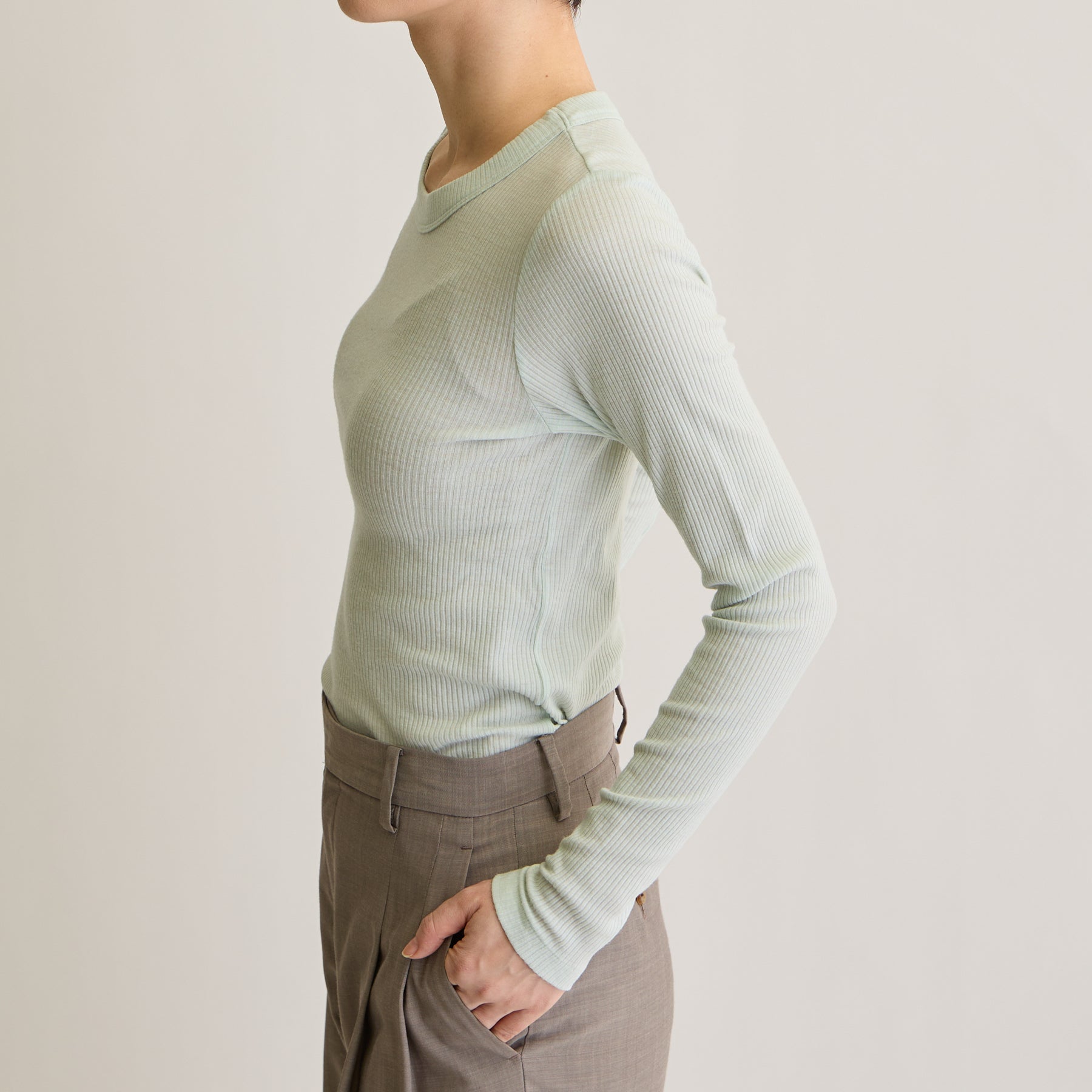メリノウール100%リブ クルーネックトップ, ペールミントのモデル着用画像(横)