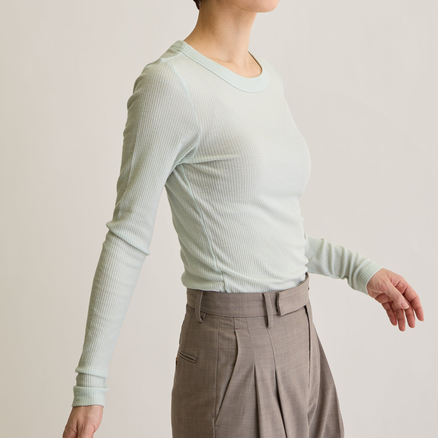 メリノウール100%リブ クルーネックトップ, ペールミントのモデル着用画像(斜め前)