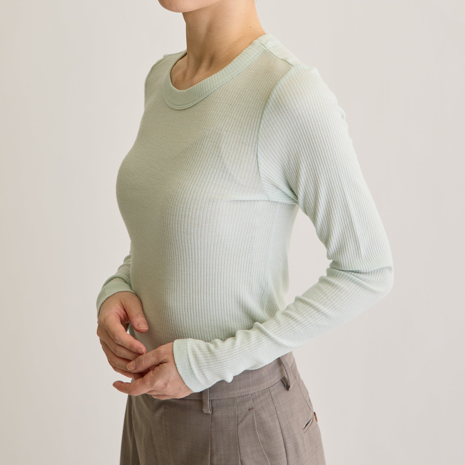 メリノウール100%リブ クルーネックトップ, ペールミントのモデル着用画像(斜め前)