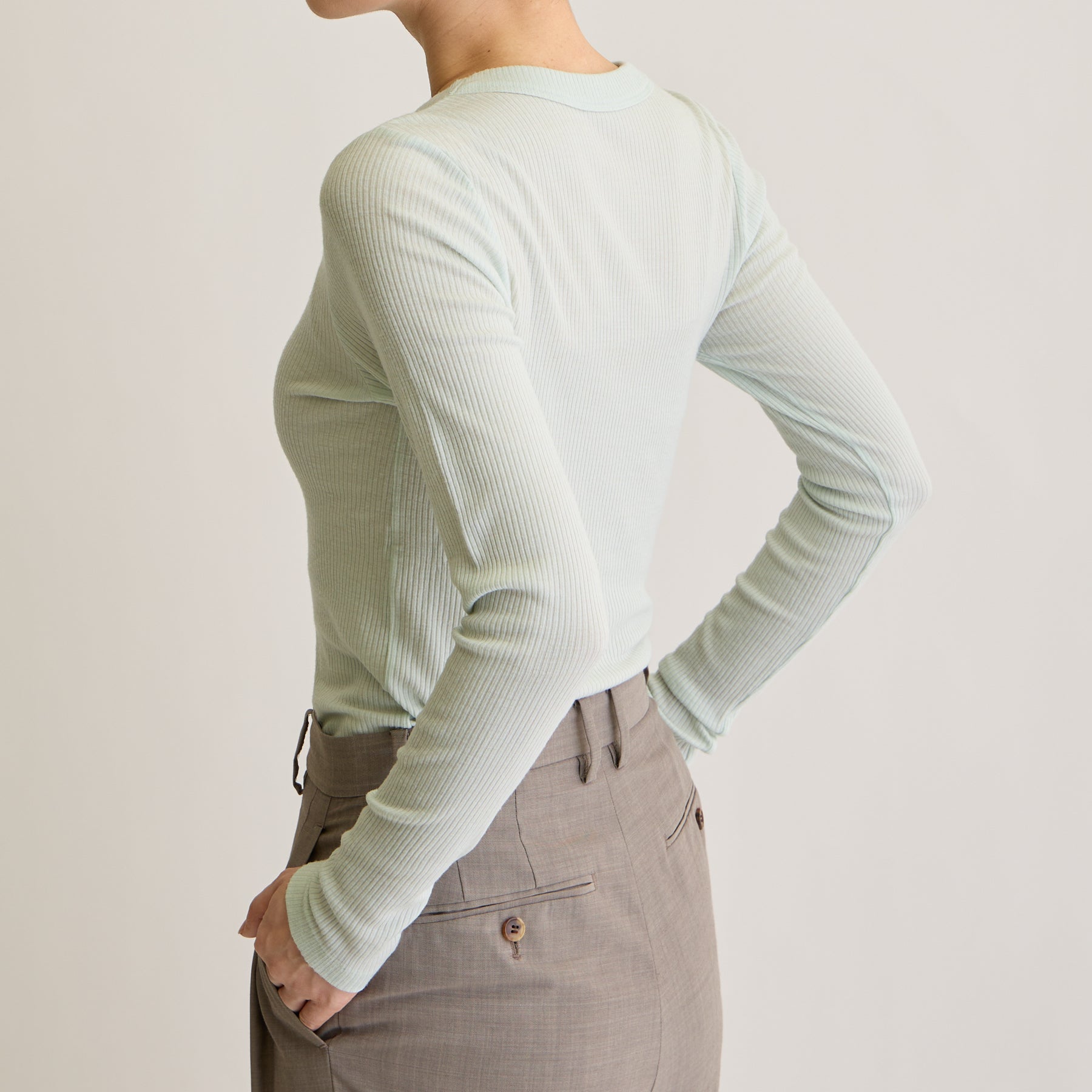 メリノウール100%リブ クルーネックトップ, ペールミントのモデル着用画像(斜め後)