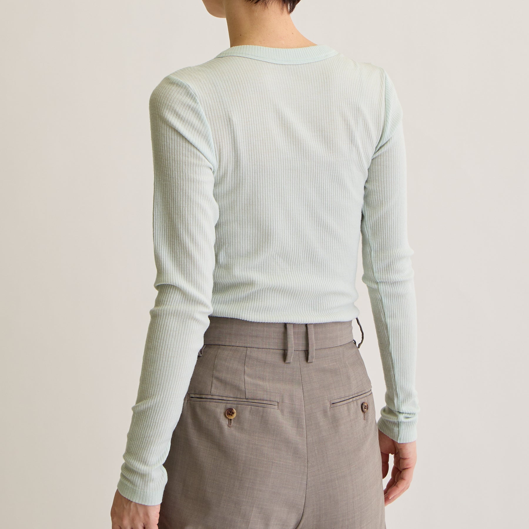 メリノウール100%リブ クルーネックトップ, ペールミントのモデル着用画像(後)