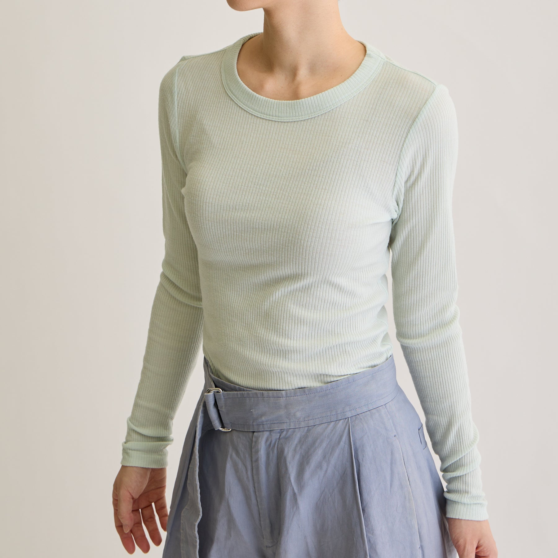 メリノウール100%リブ クルーネックトップ, ペールミントのモデル着用画像(斜め前)