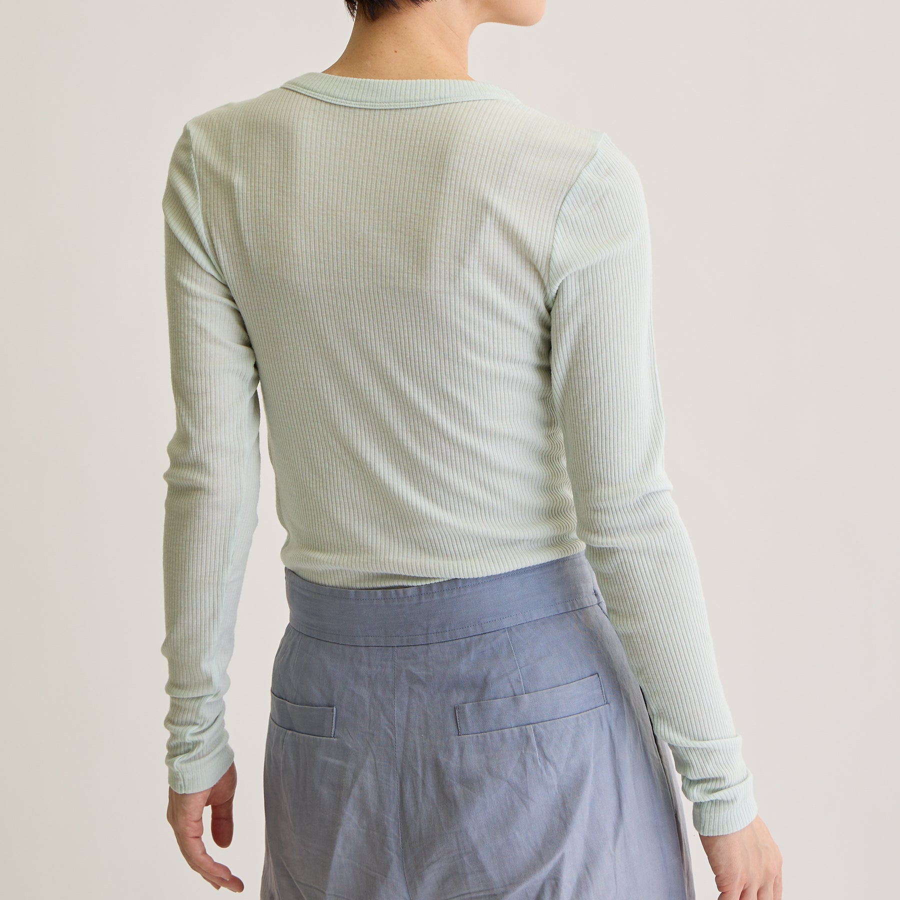メリノウール100%リブ クルーネックトップ, ペールミントのモデル着用画像(後)