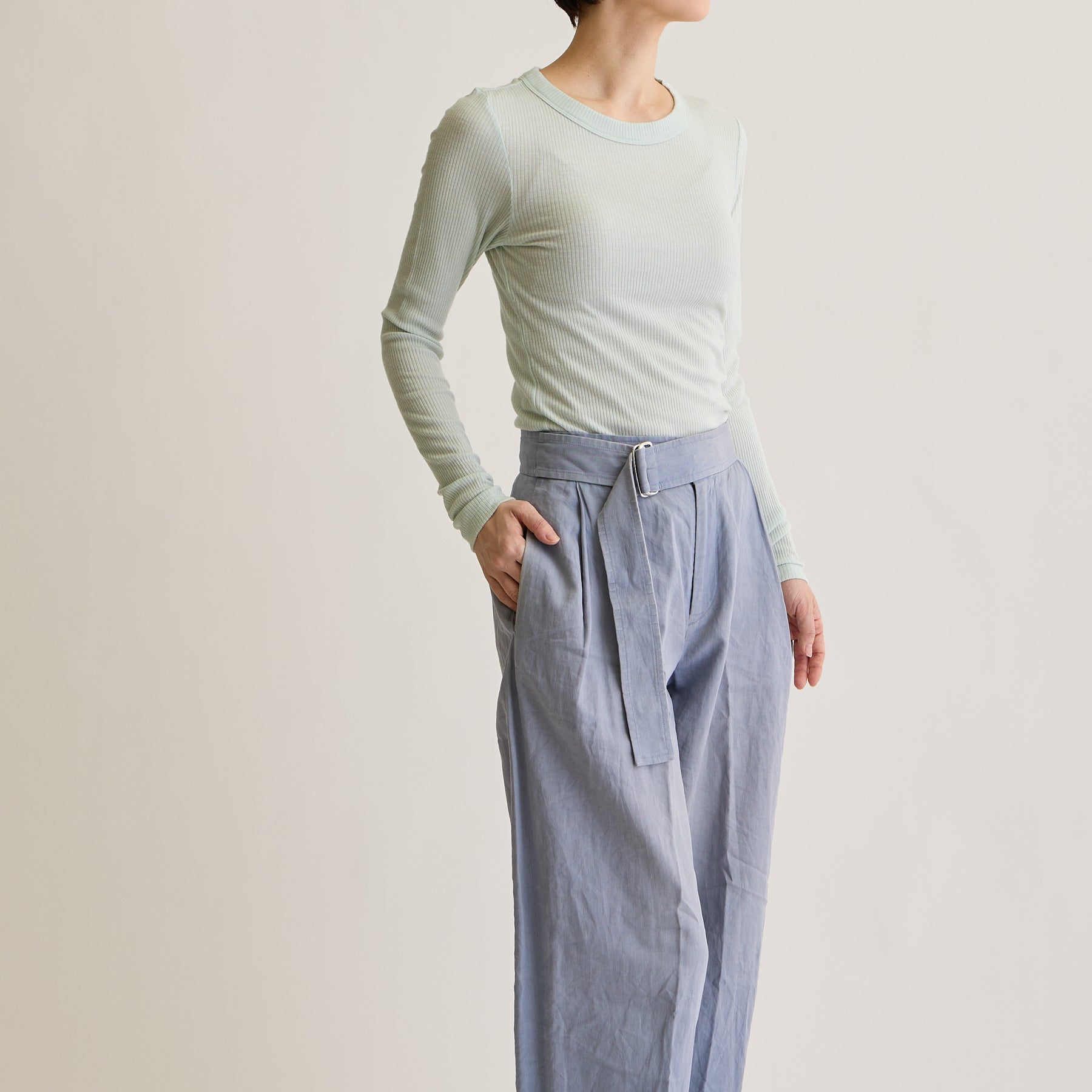 メリノウール100%リブ クルーネックトップ, ペールミントのモデル着用画像(斜め前)
