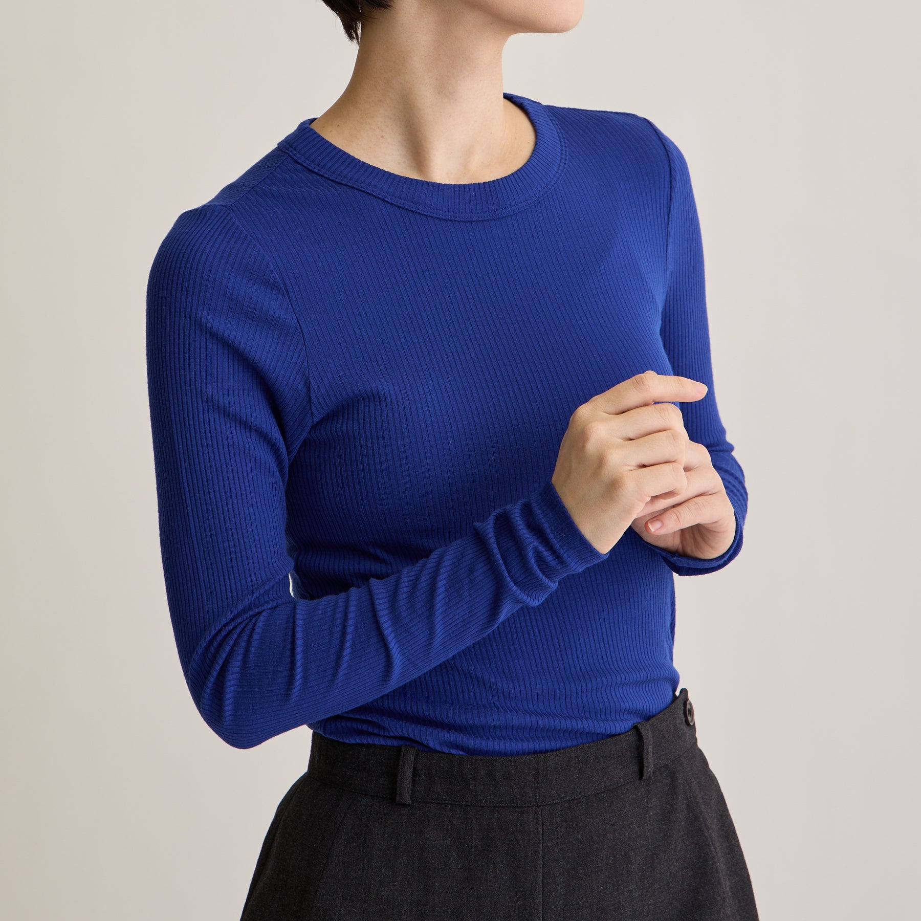 メリノウール100%リブ クルーネックトップ, ロイヤルブルーのモデル着用画像(斜め前)