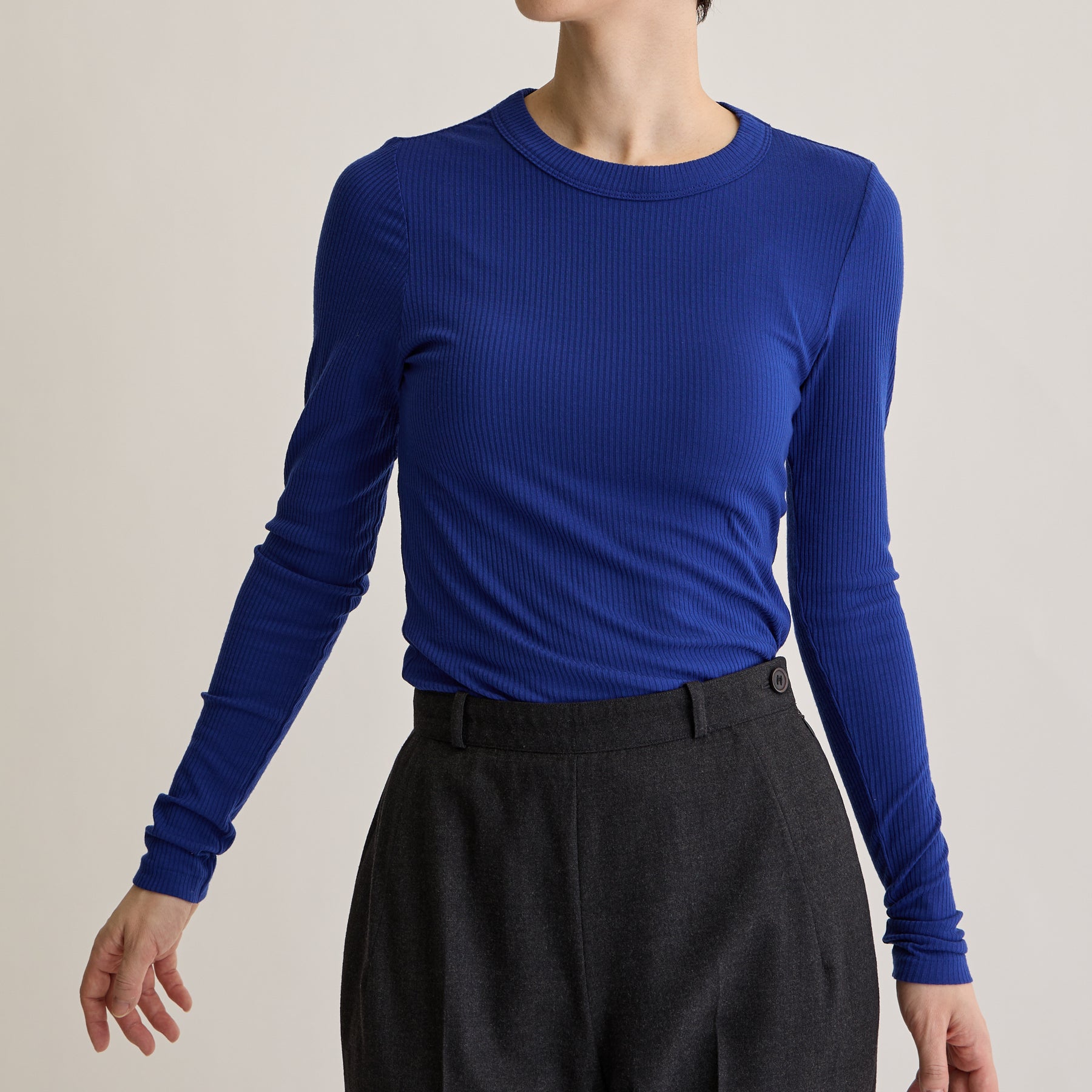 メリノウール100%リブ クルーネックトップ, ロイヤルブルーのモデル着用画像(前)