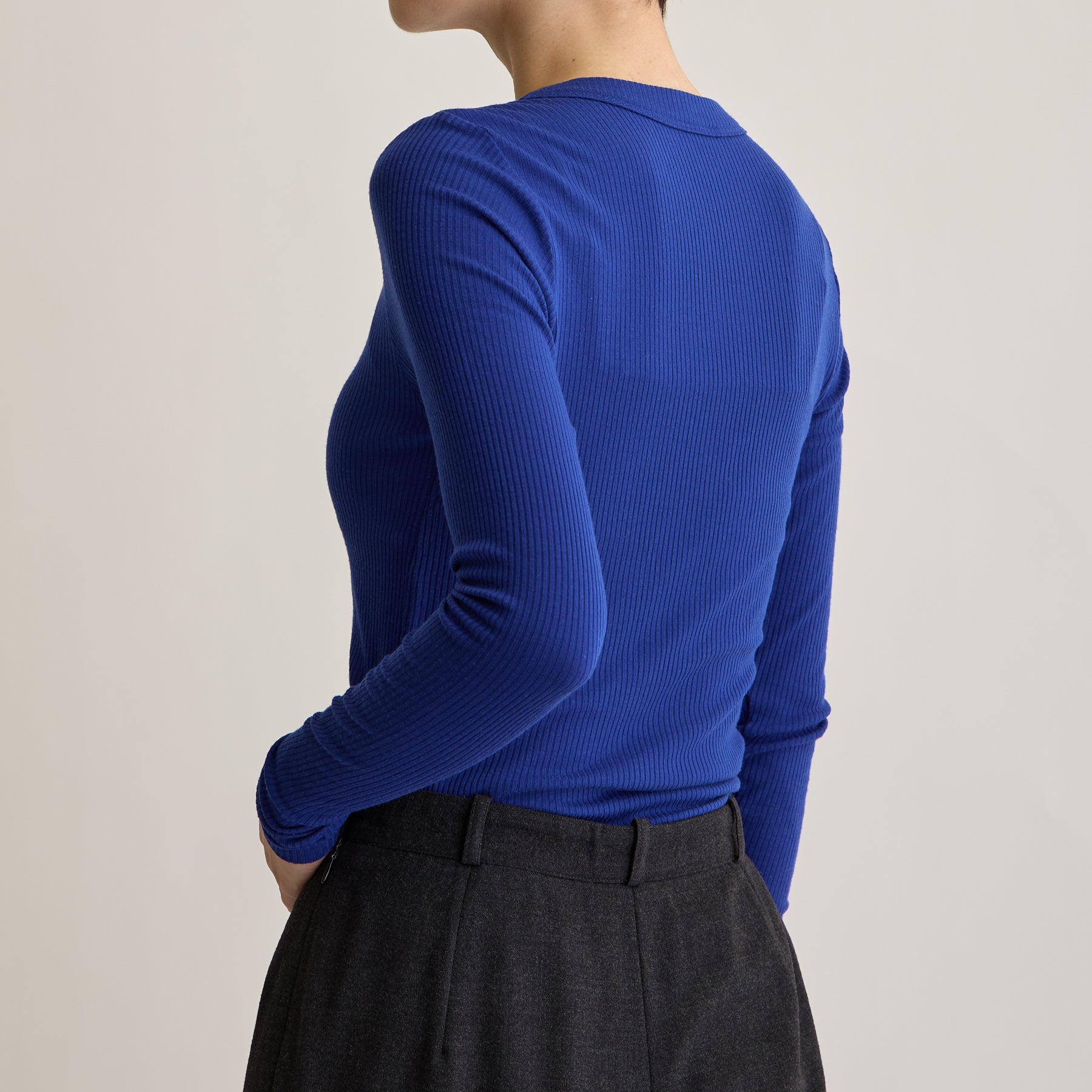 メリノウール100%リブ クルーネックトップ, ロイヤルブルーのモデル着用画像(斜め後)