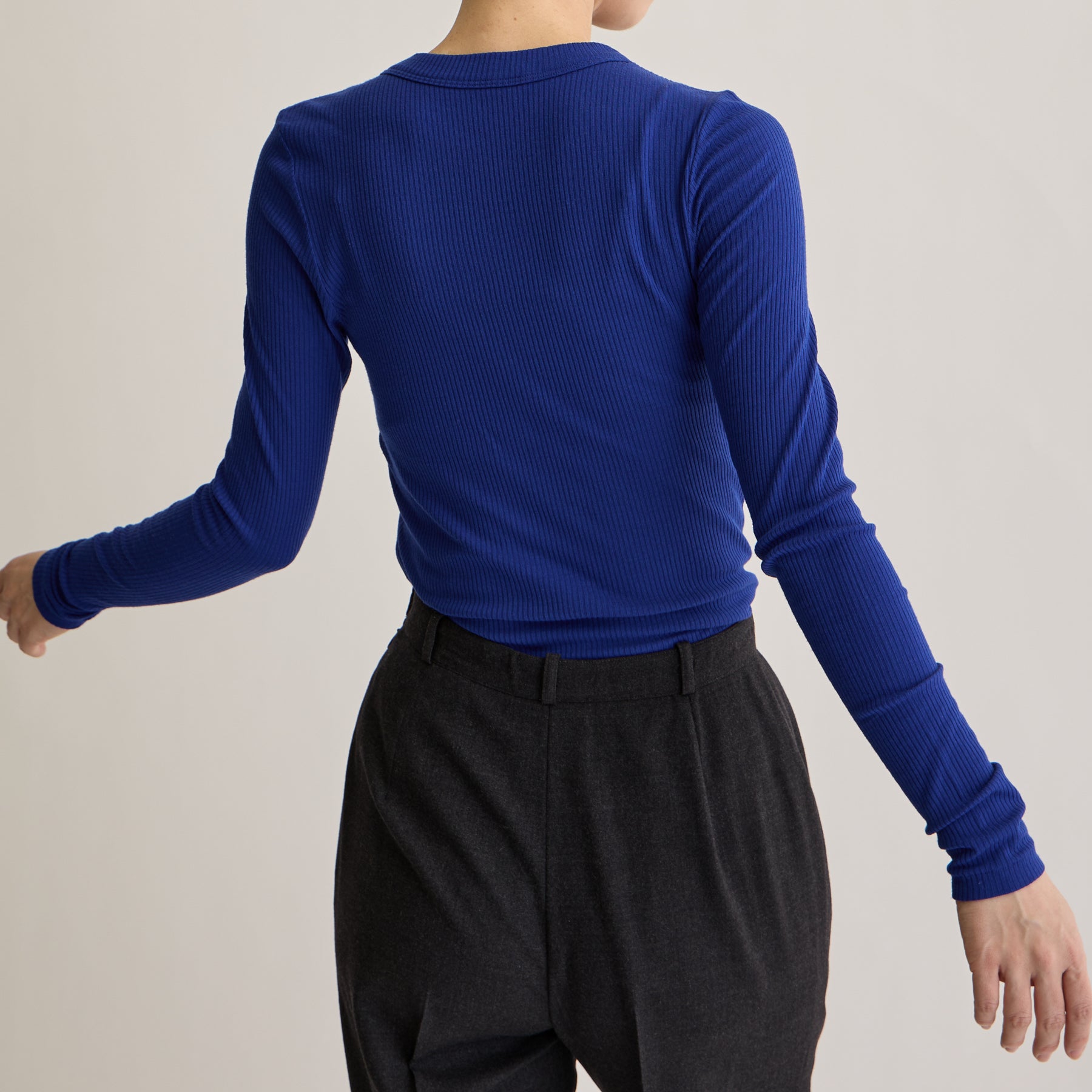 メリノウール100%リブ クルーネックトップ, ロイヤルブルーのモデル着用画像(後)