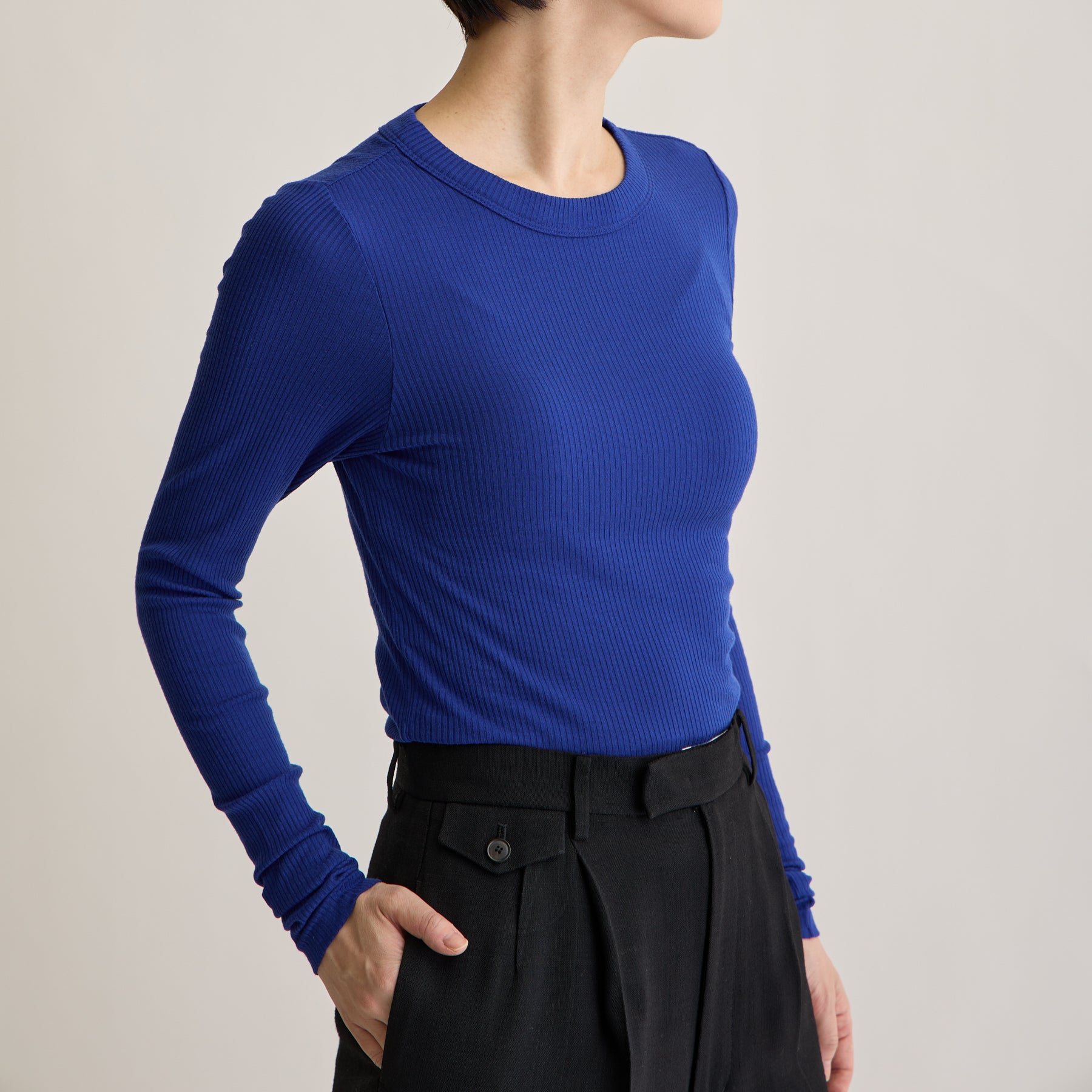 メリノウール100%リブ クルーネックトップ, ロイヤルブルーのモデル着用画像(斜め前)