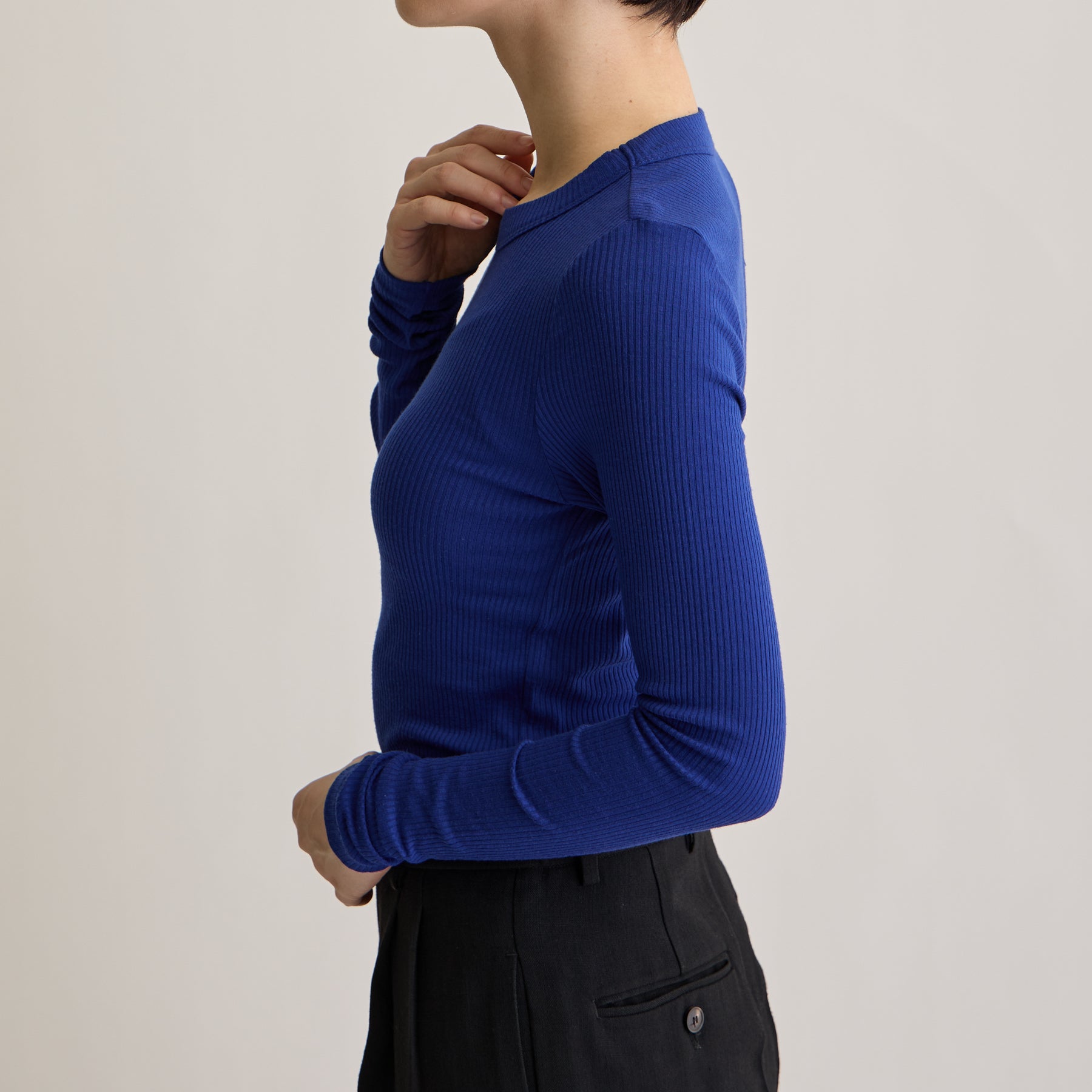メリノウール100%リブ クルーネックトップ, ロイヤルブルーのモデル着用画像(横)