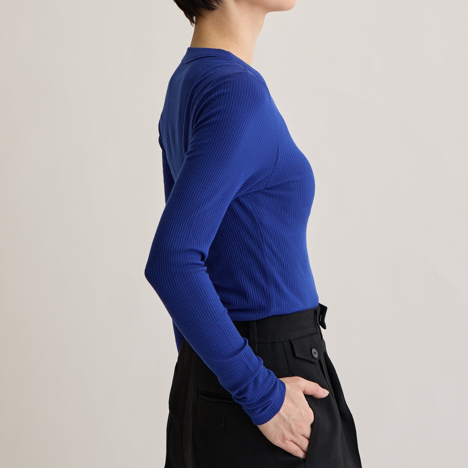 メリノウール100%リブ クルーネックトップ, ロイヤルブルーのモデル着用画像(横)