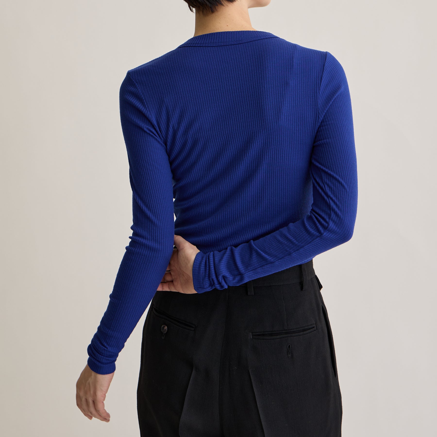 メリノウール100%リブ クルーネックトップ, ロイヤルブルーのモデル着用画像(後)
