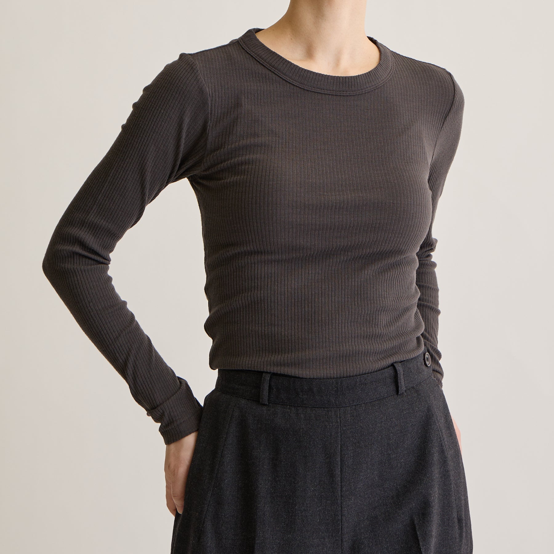 メリノウール100%リブ クルーネックトップ, チャコールブラウンのモデル着用画像(前)