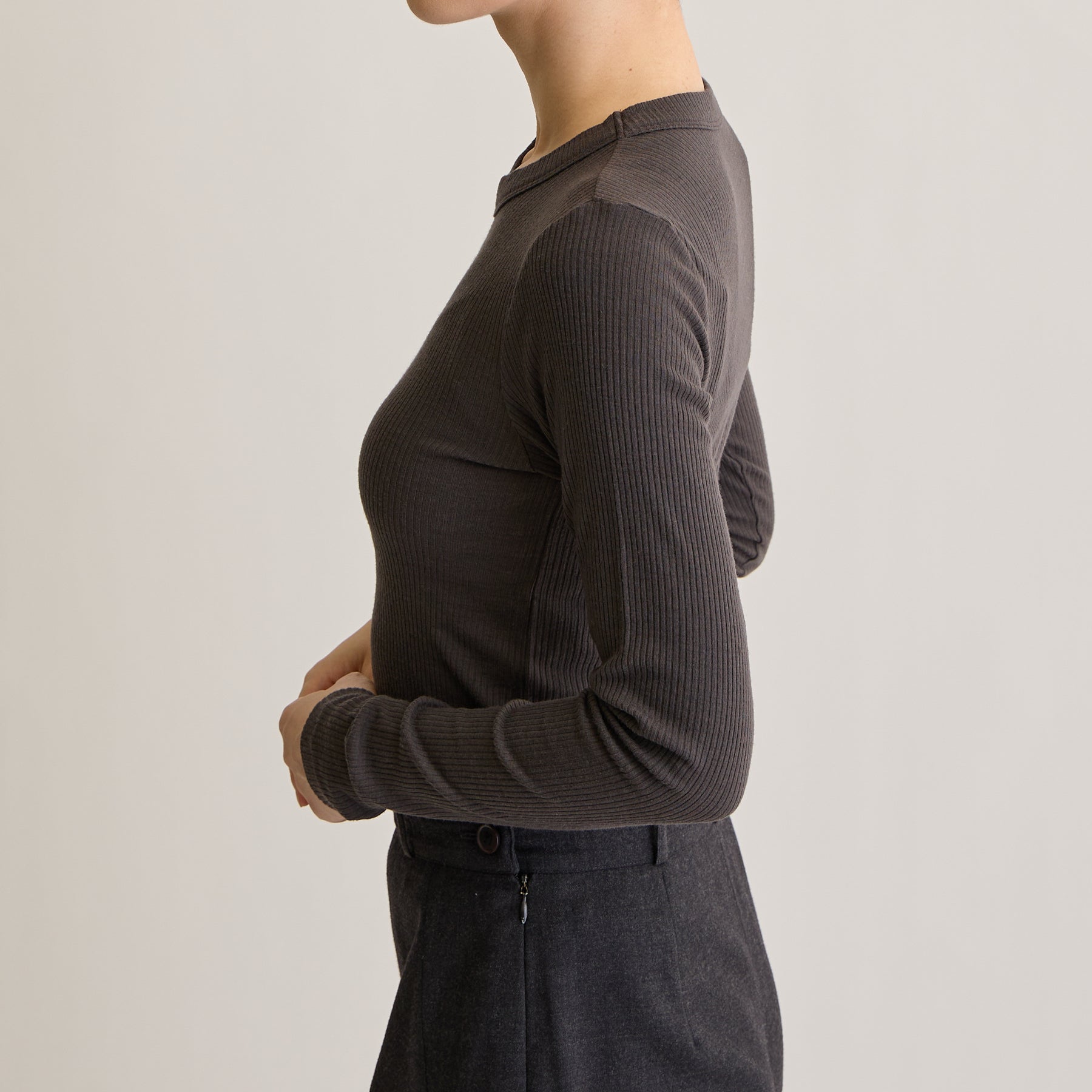メリノウール100%リブ クルーネックトップ, チャコールブラウンのモデル着用画像(横)