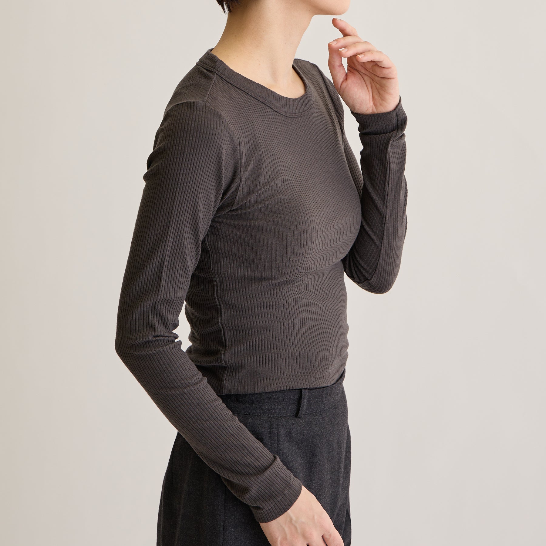 メリノウール100%リブ クルーネックトップ, チャコールブラウンのモデル着用画像(斜め前)
