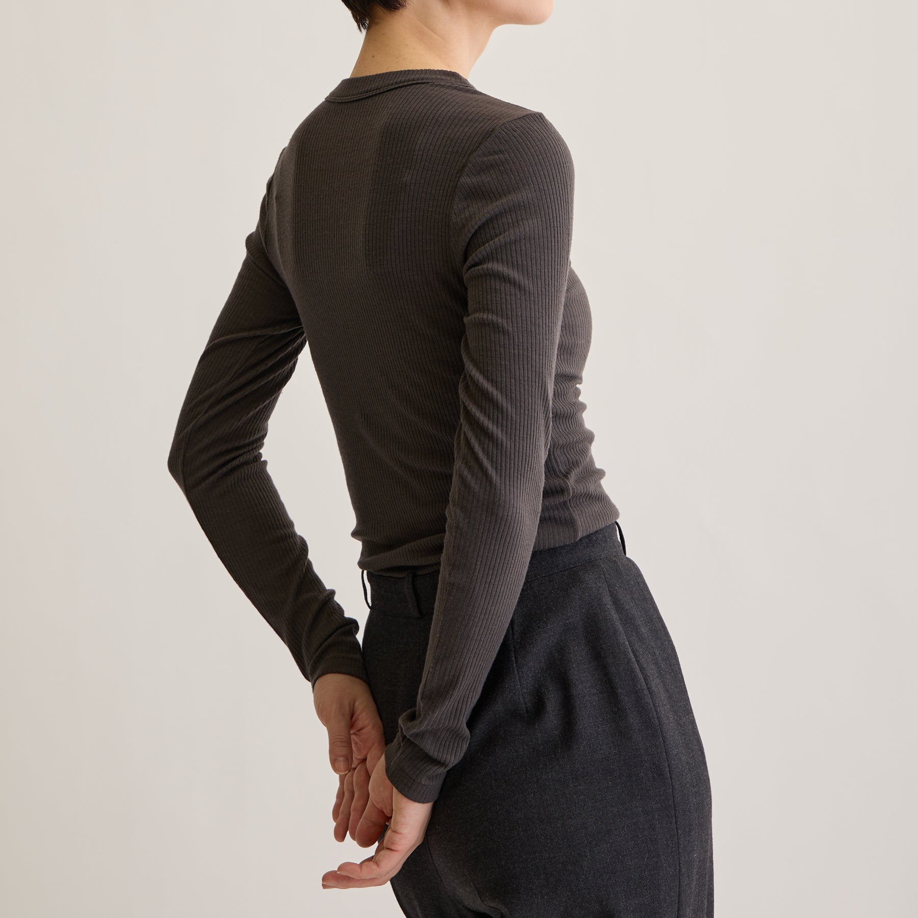 メリノウール100%リブ クルーネックトップ, チャコールブラウンのモデル着用画像(斜め後)
