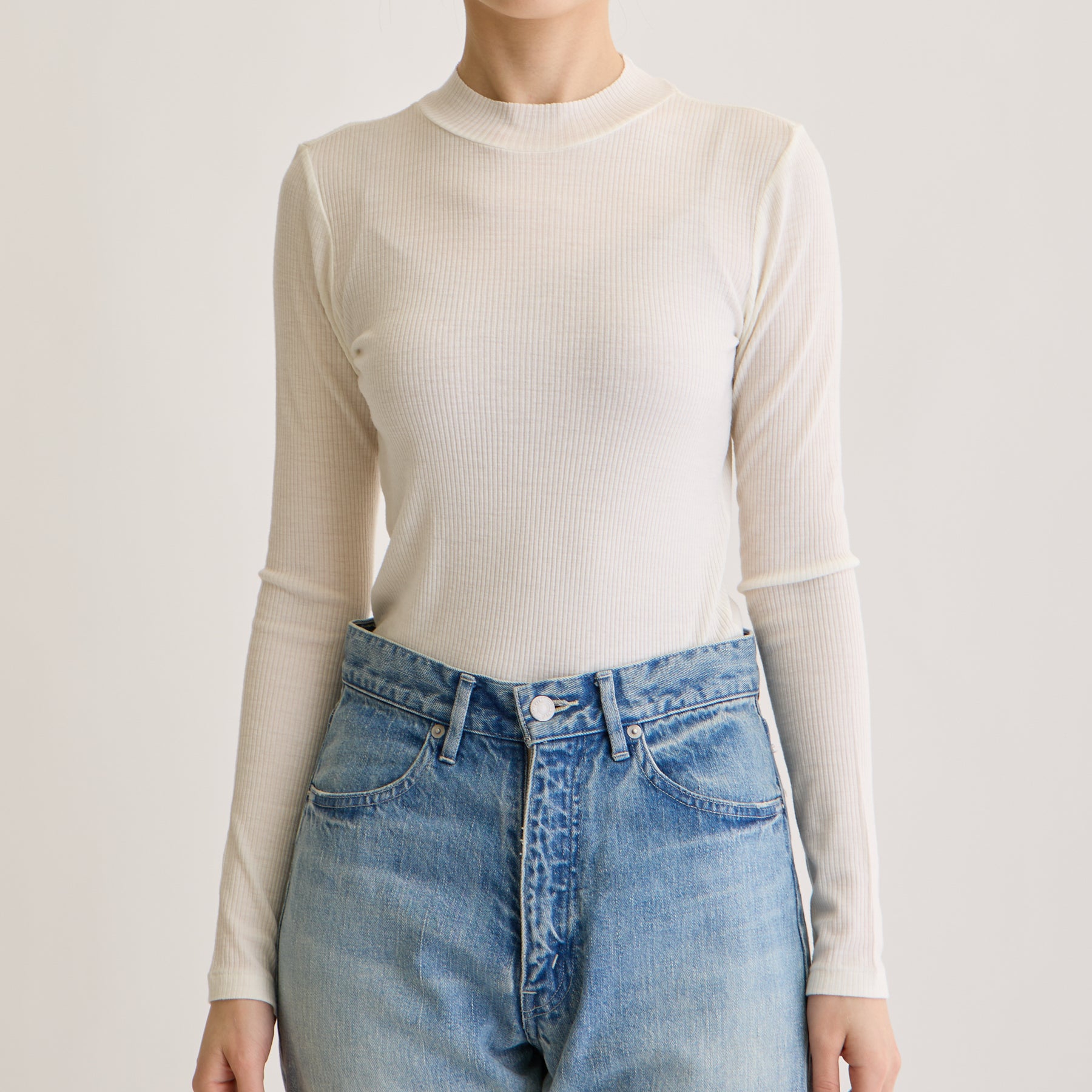 メリノウール100%リブ モックネックトップ, ホワイトのモデル着用画像(前)