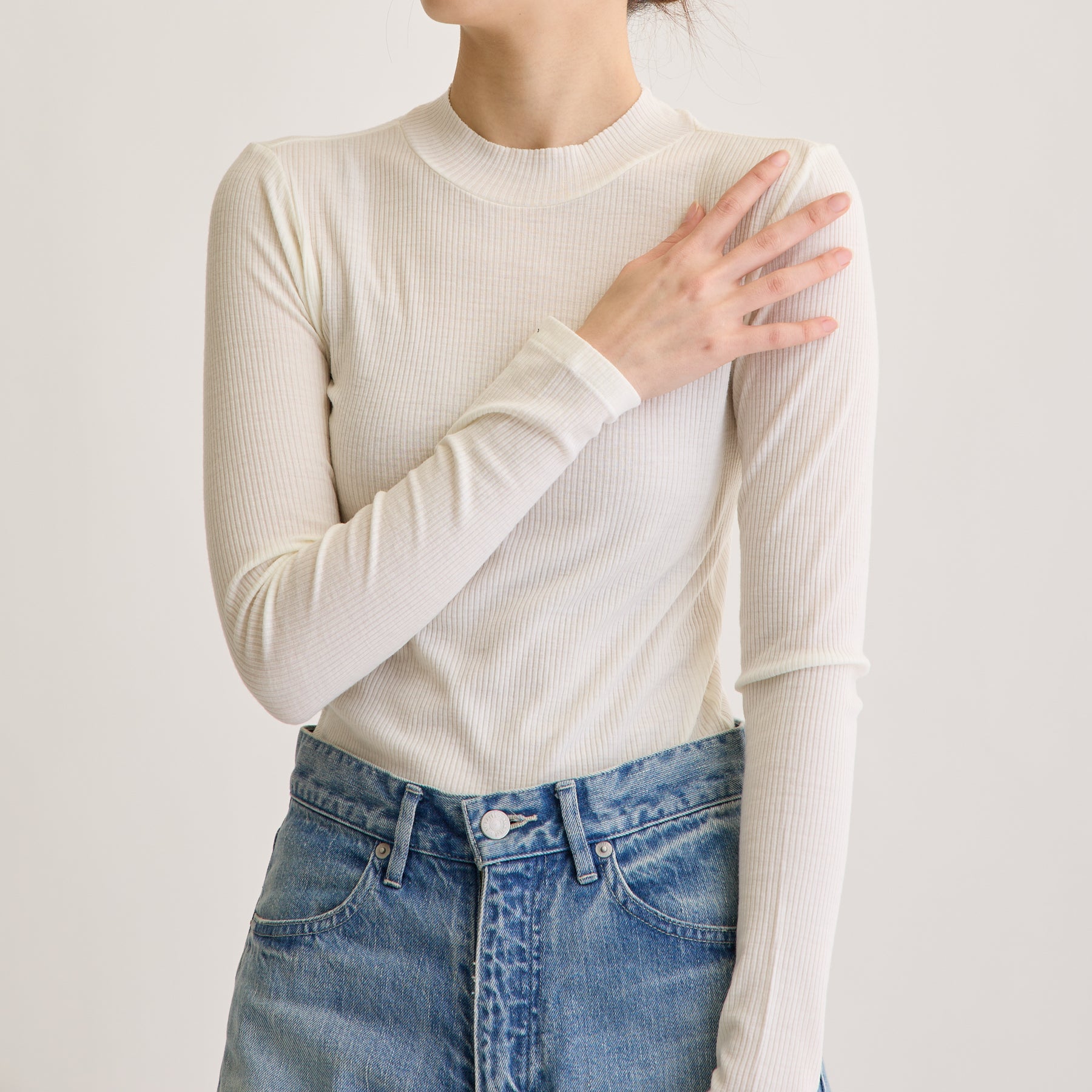 メリノウール100%リブ モックネックトップ, ホワイトのモデル着用画像(前)