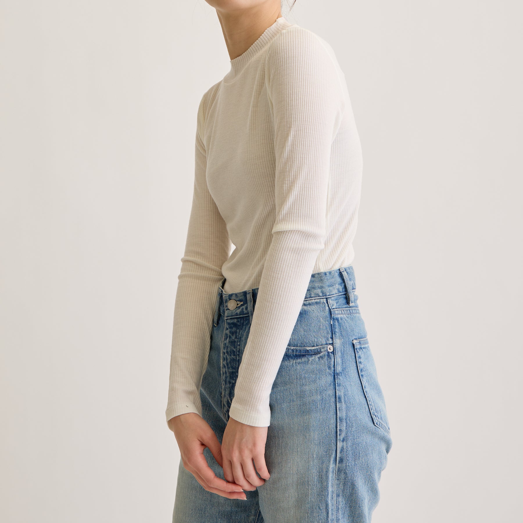 メリノウール100%リブ モックネックトップ, ホワイトのモデル着用画像(斜め前)