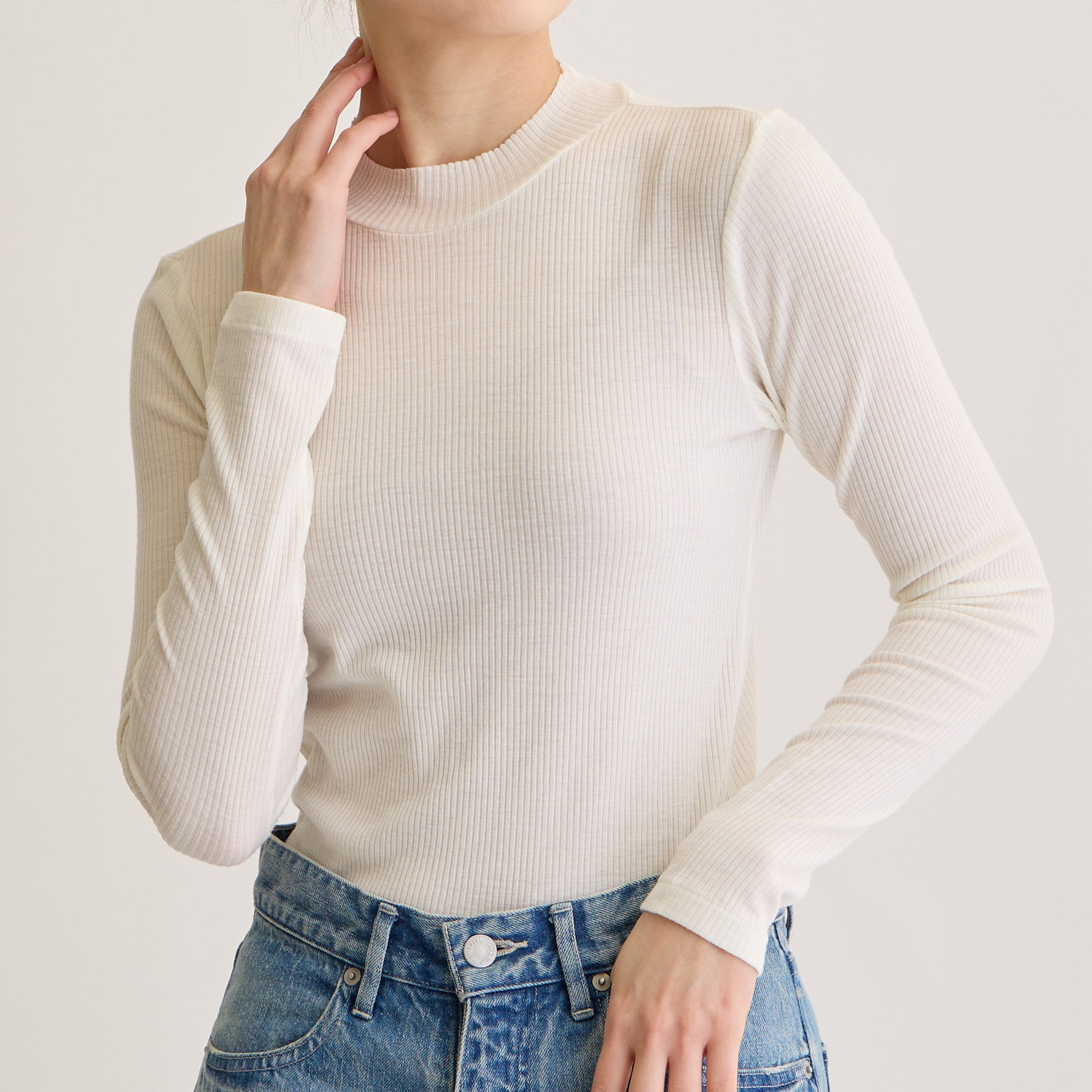メリノウール100%リブ モックネックトップ, ホワイトのモデル着用画像(前)