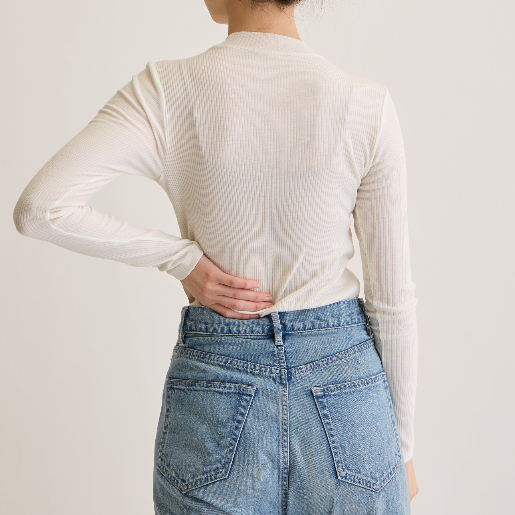 メリノウール100%リブ モックネックトップ, ホワイトのモデル着用画像(後)