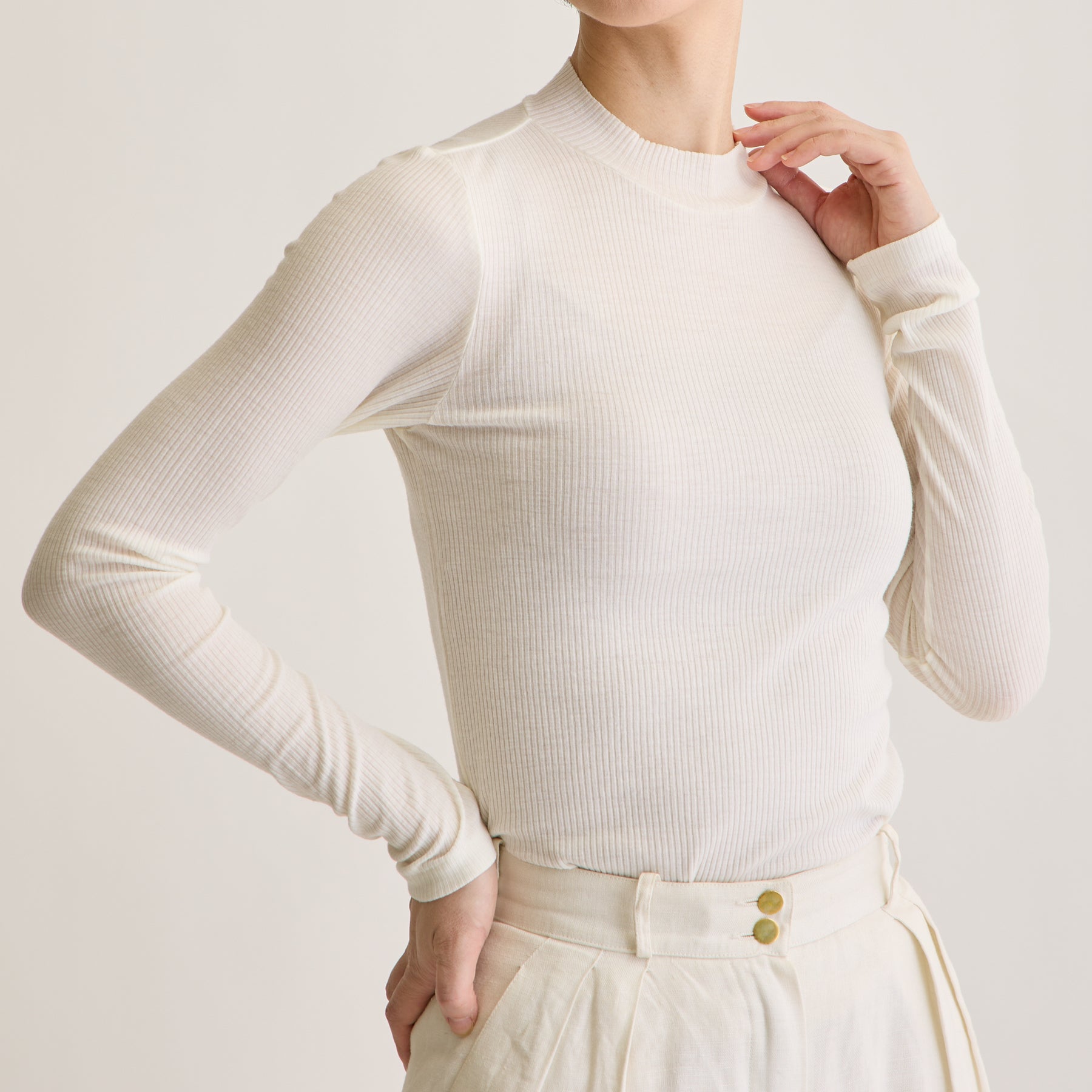 メリノウール100%リブ モックネックトップ, ホワイトのモデル着用画像(斜め前)
