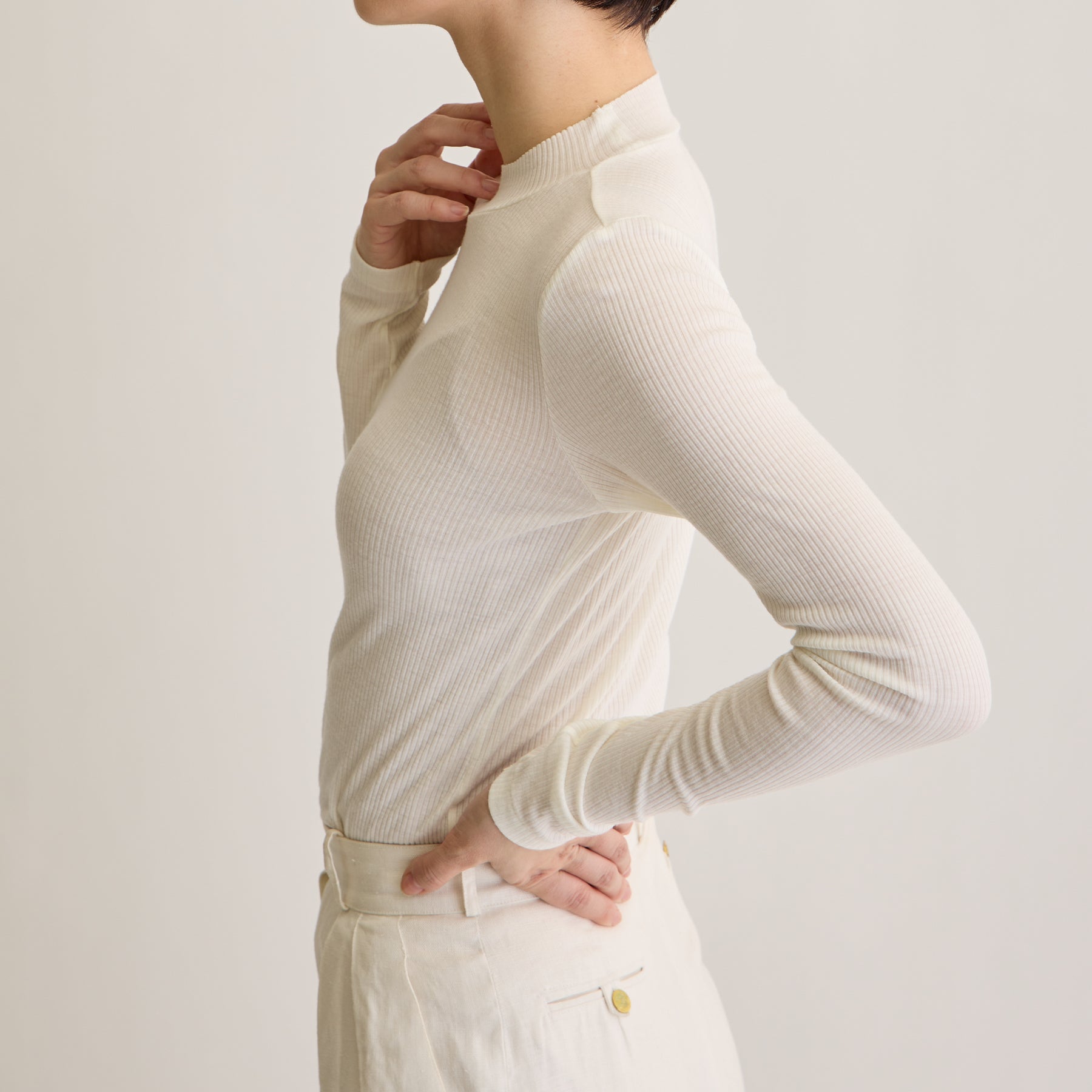 メリノウール100%リブ モックネックトップ, ホワイトのモデル着用画像(横)