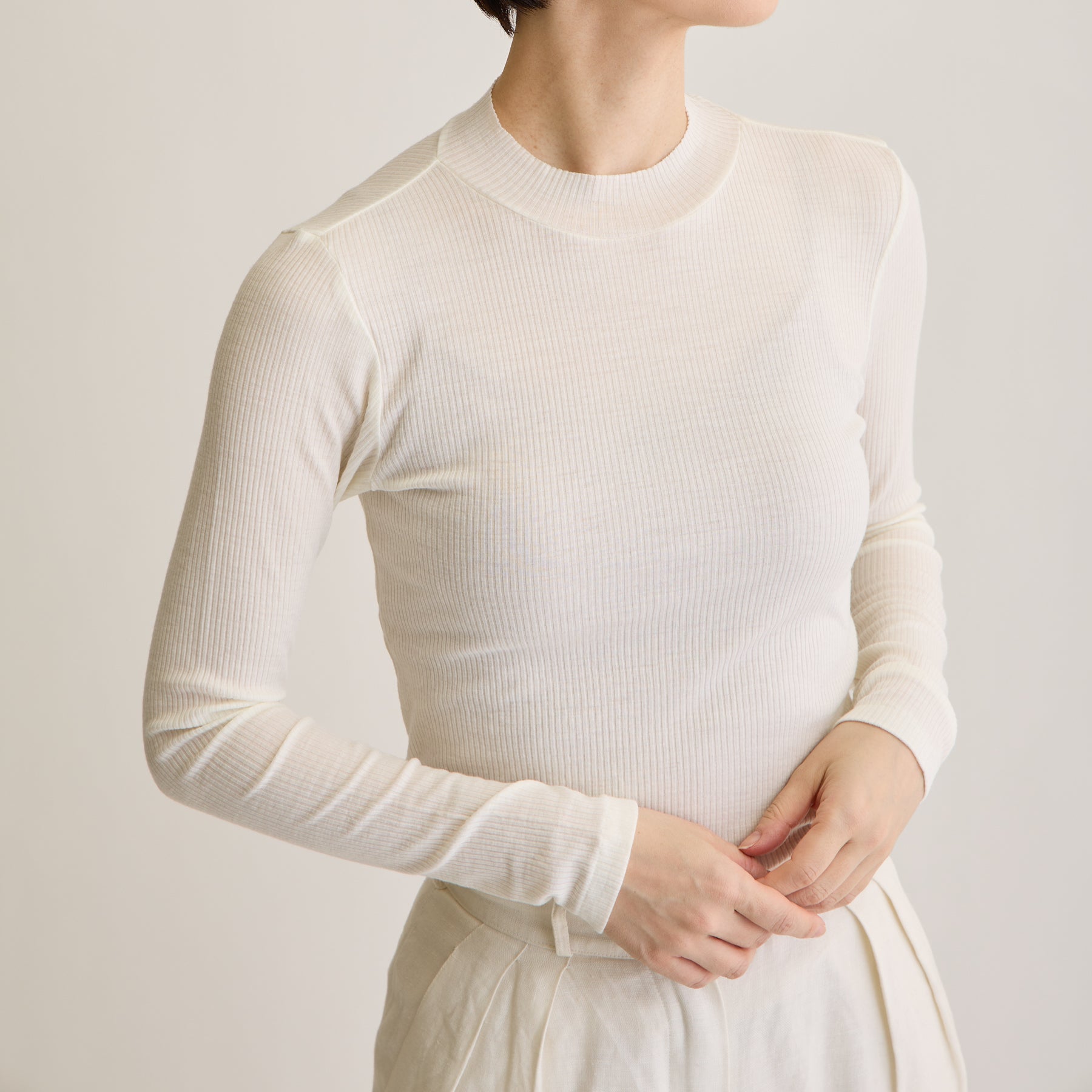 メリノウール100%リブ モックネックトップ, ホワイトのモデル着用画像(斜め前)