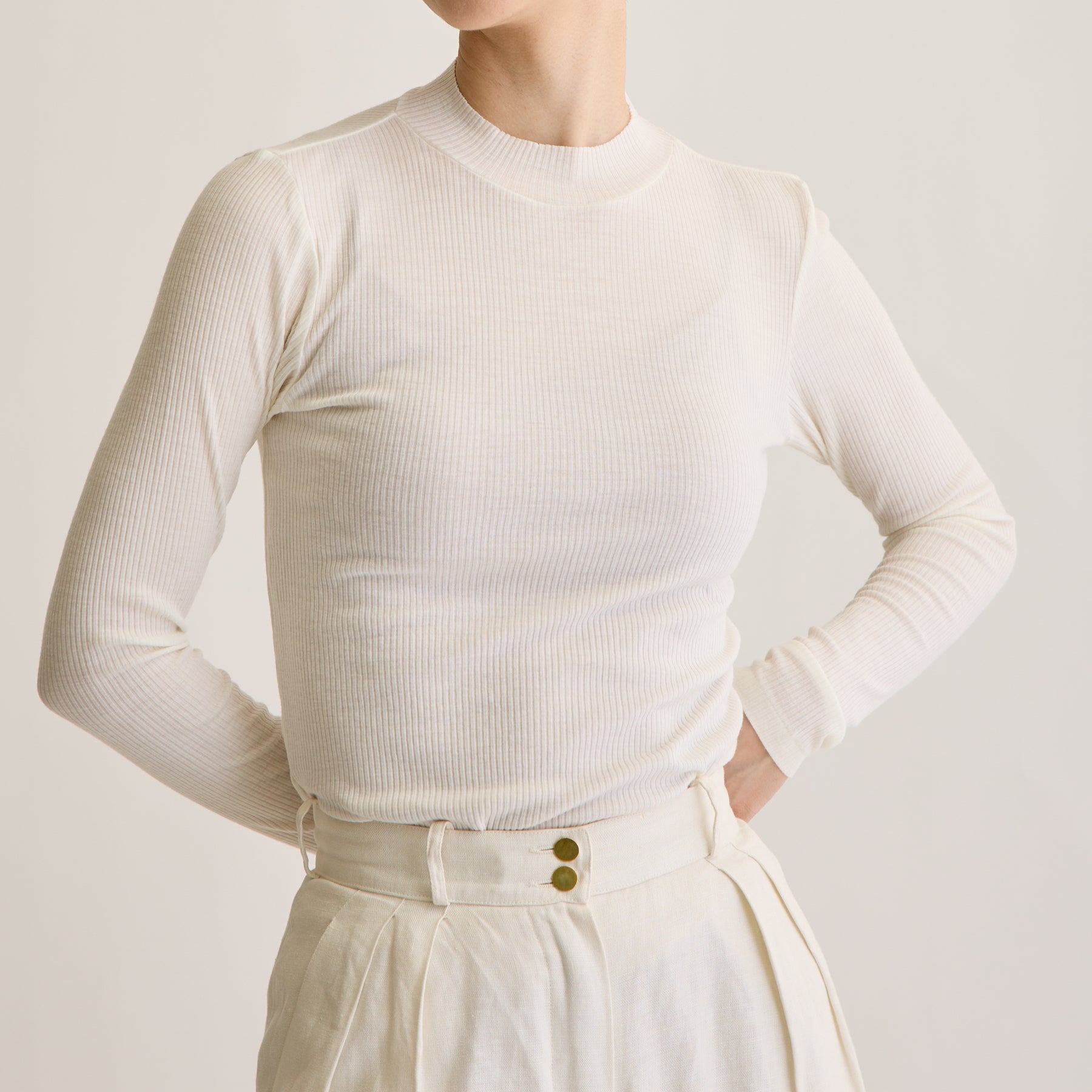 メリノウール100%リブ モックネックトップ, ホワイトのモデル着用画像(前)