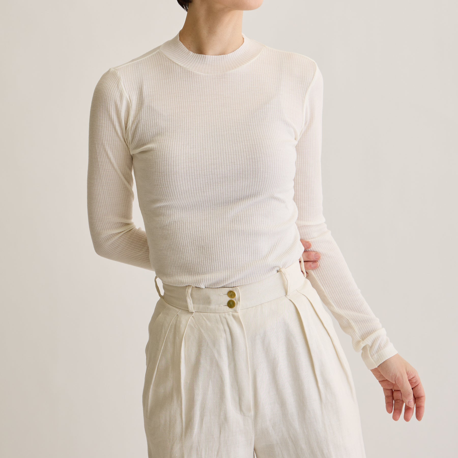 メリノウール100%リブ モックネックトップ, ホワイトのモデル着用画像(前)