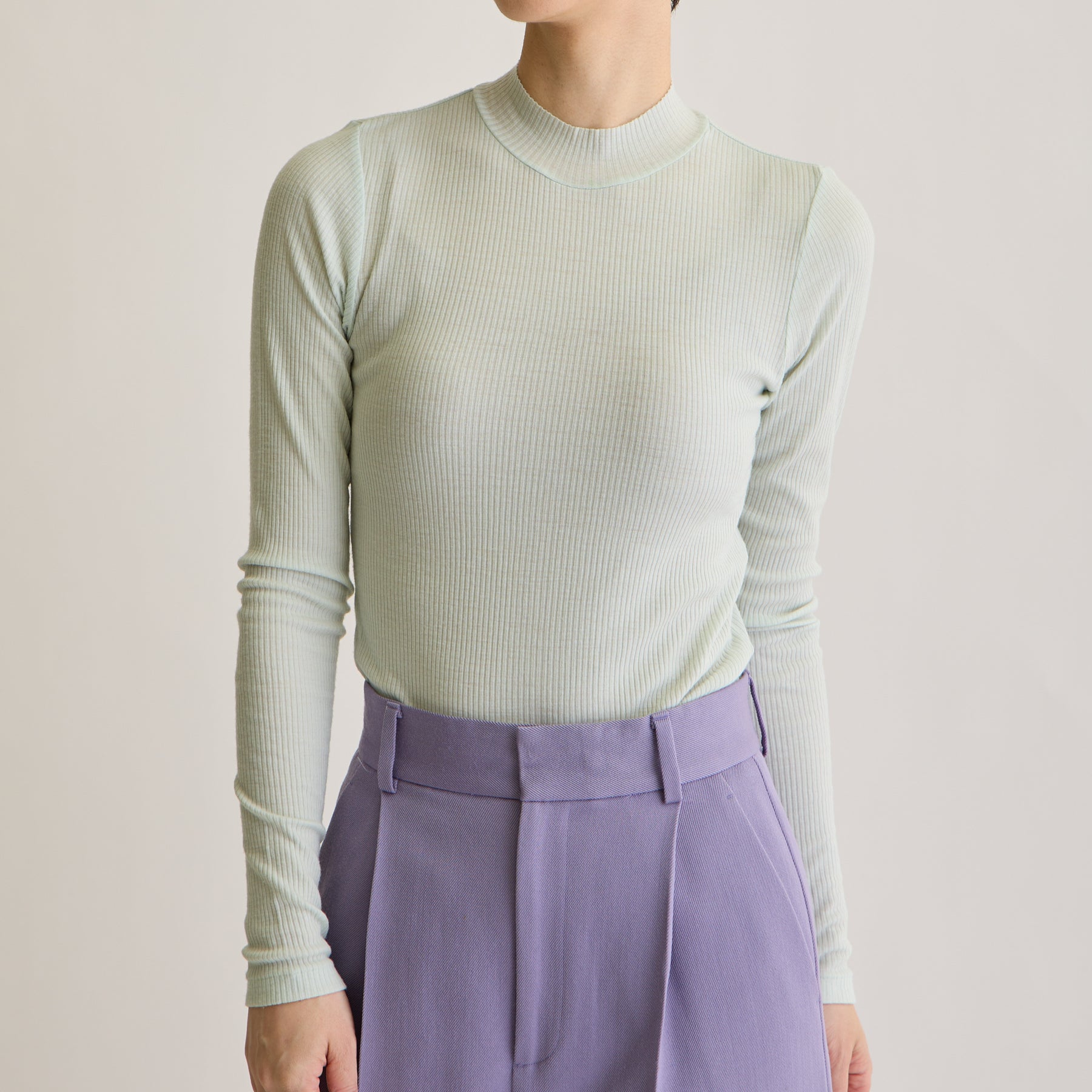 メリノウール100%リブ モックネックトップ, ペールミントのモデル着用画像(前)