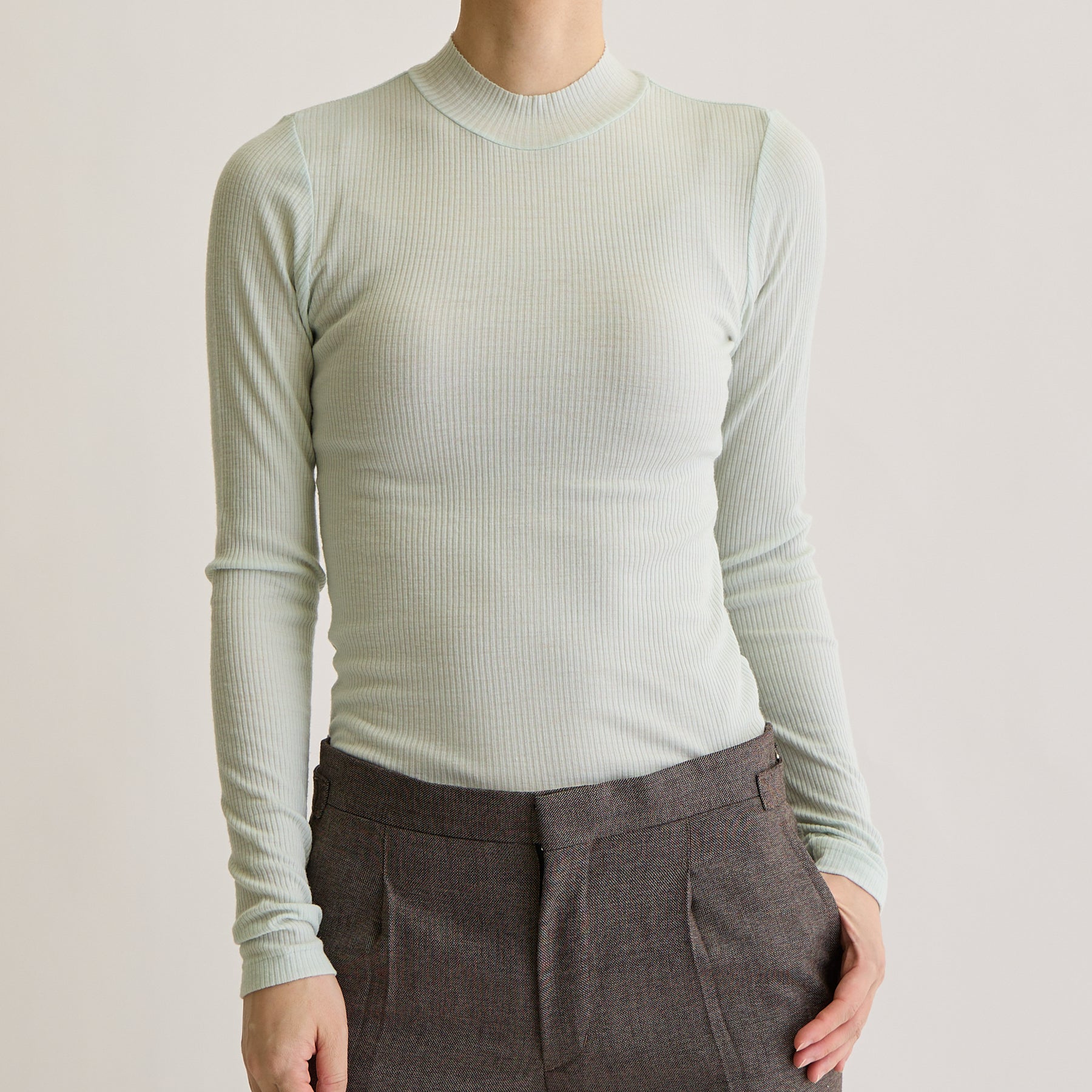 メリノウール100%リブ モックネックトップ, ペールミントのモデル着用画像(前)