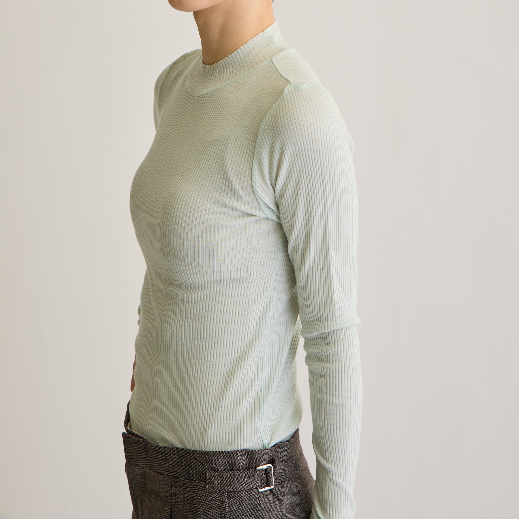 メリノウール100%リブ モックネックトップ, ペールミントのモデル着用画像(斜め前)