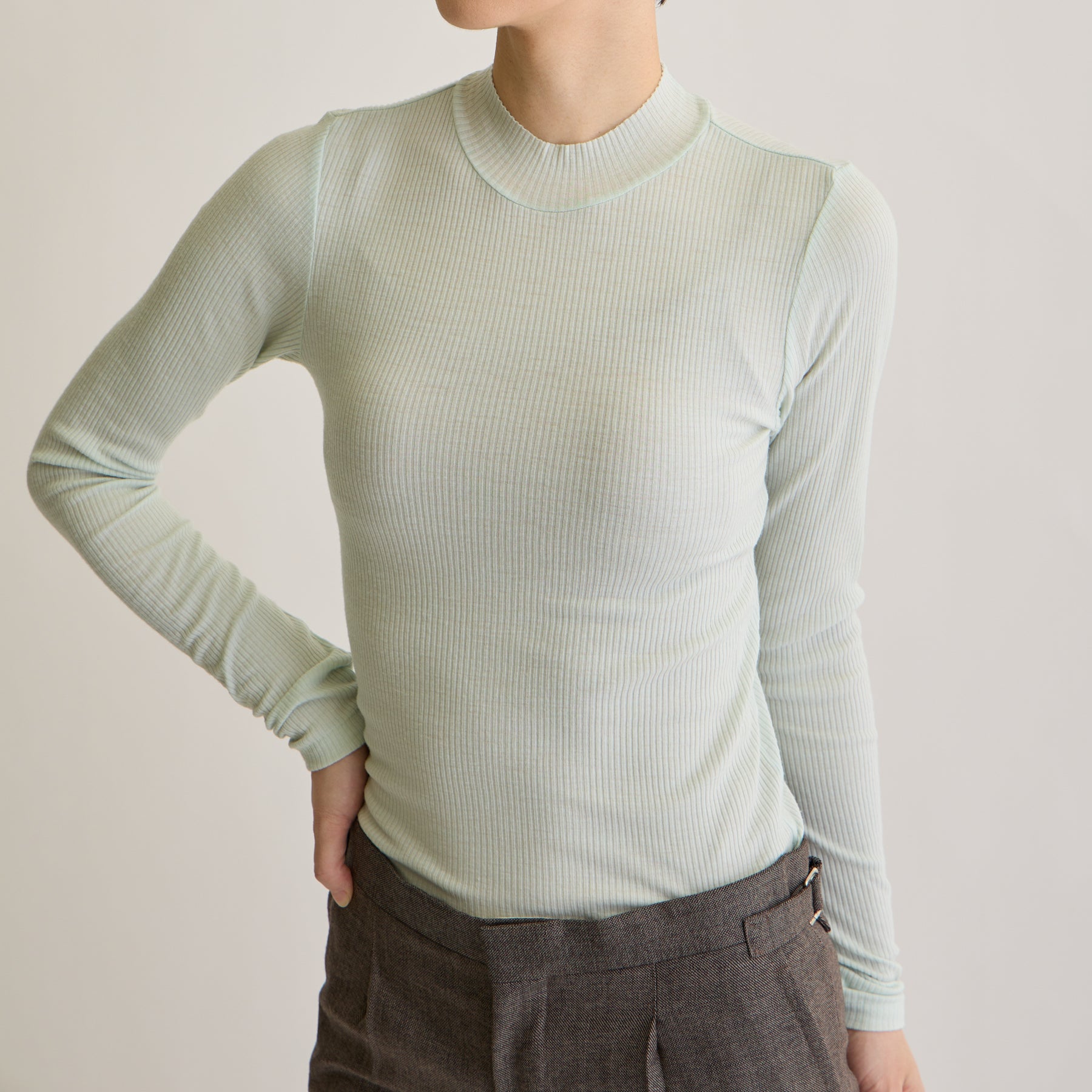 メリノウール100%リブ モックネックトップ, ペールミントのモデル着用画像(前)