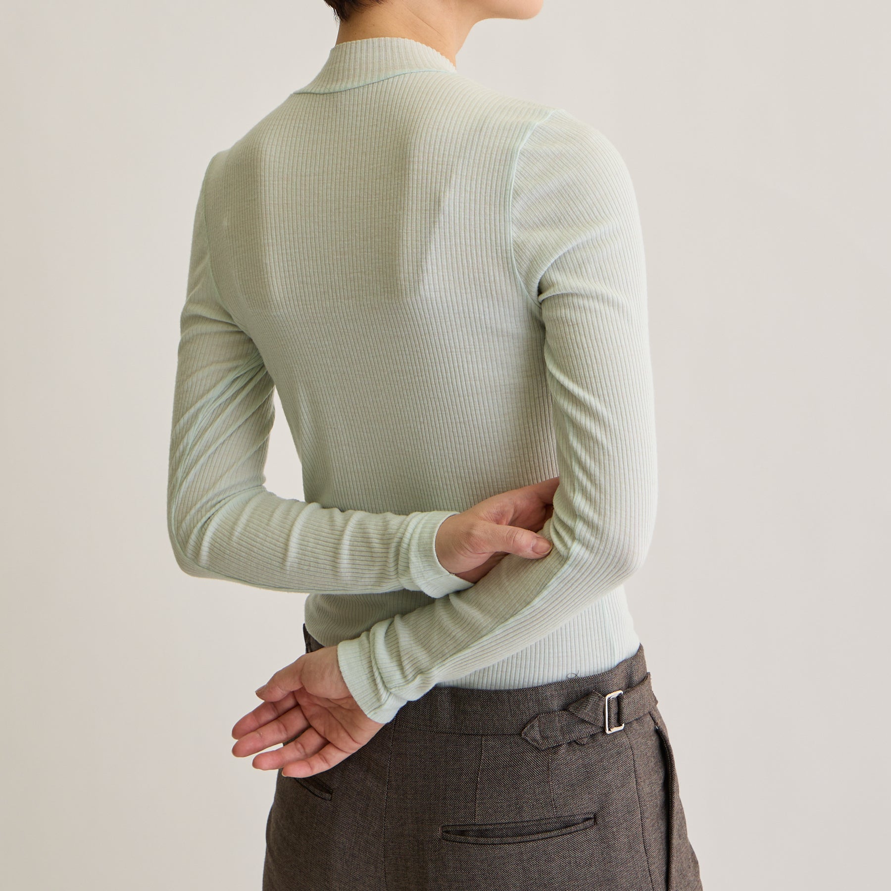 メリノウール100%リブ モックネックトップ, ペールミントのモデル着用画像(後)