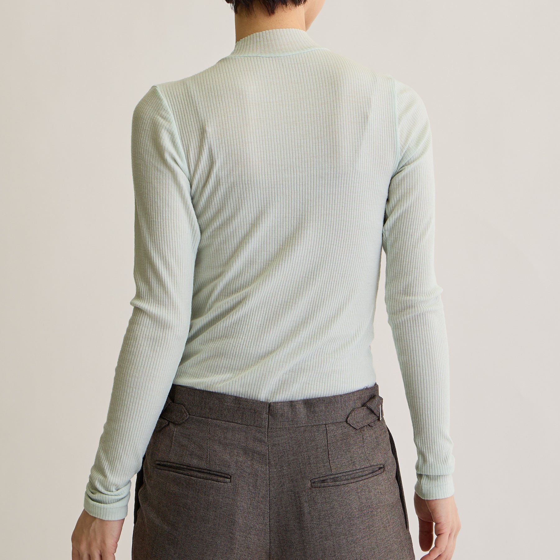 メリノウール100%リブ モックネックトップ, ペールミントのモデル着用画像(後)
