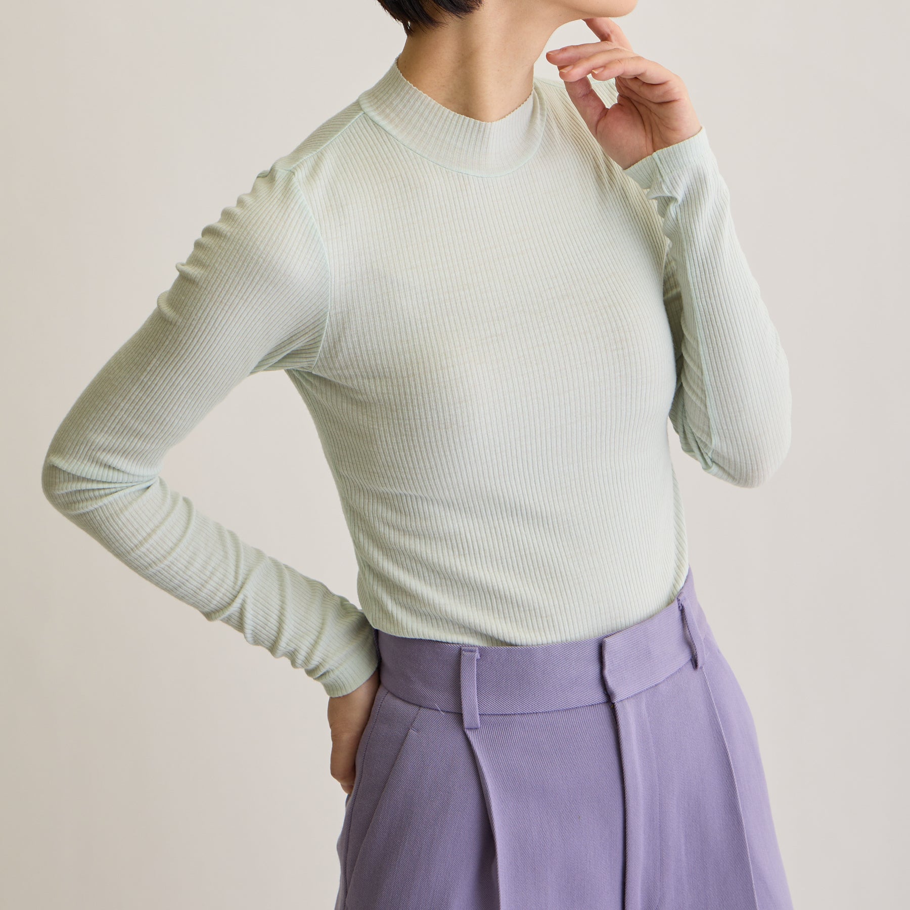 メリノウール100%リブ モックネックトップ, ペールミントのモデル着用画像(斜め前)