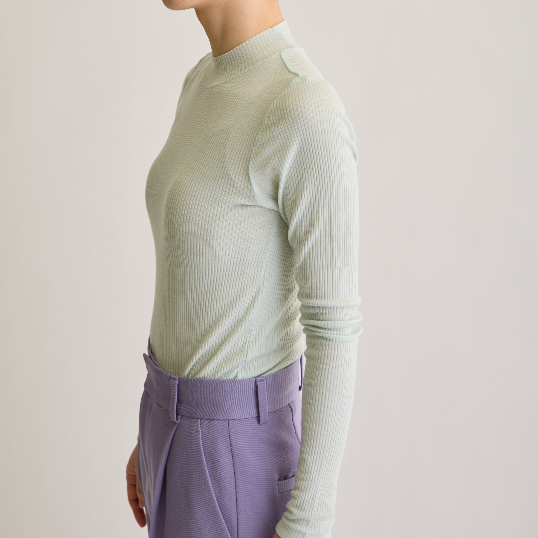メリノウール100%リブ モックネックトップ, ペールミントのモデル着用画像(横)