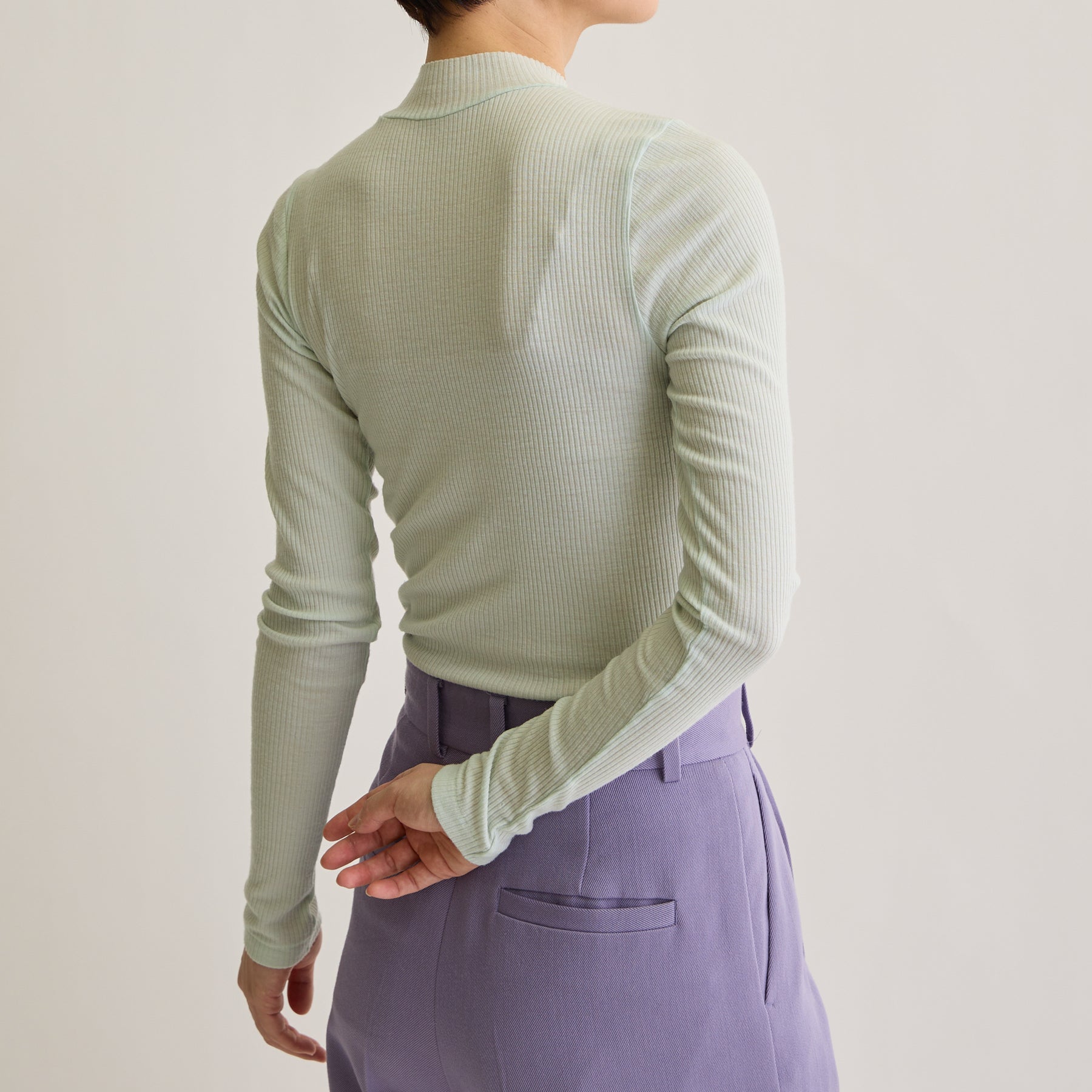 メリノウール100%リブ モックネックトップ, ペールミントのモデル着用画像(後)