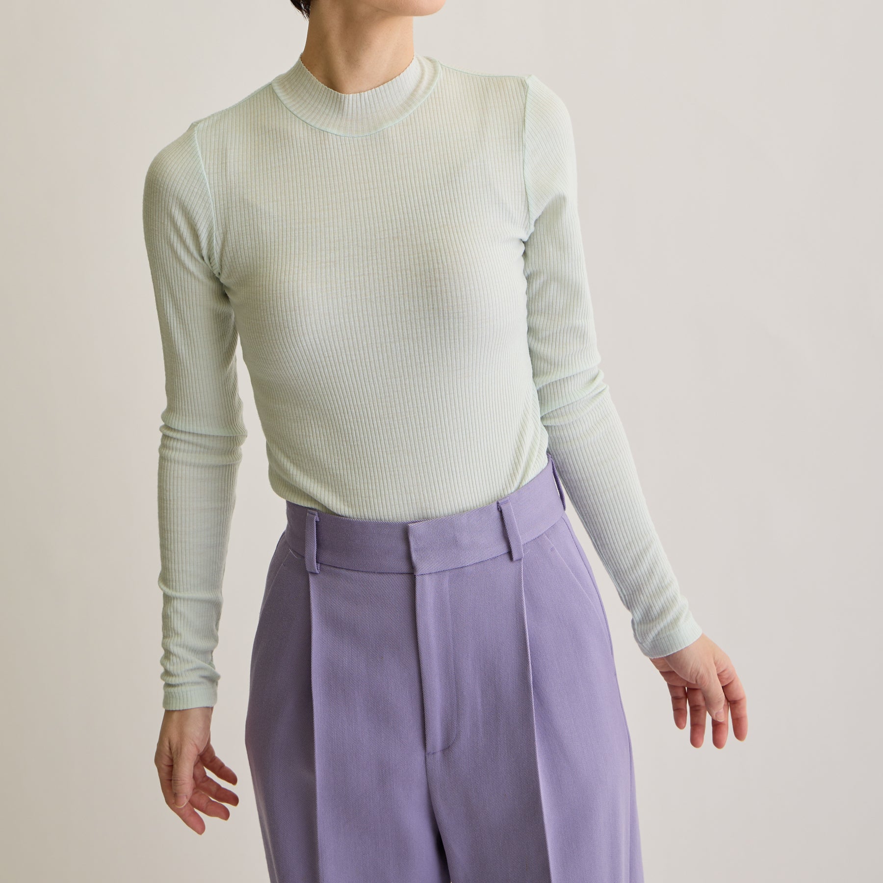 メリノウール100%リブ モックネックトップ, ペールミントのモデル着用画像(前)