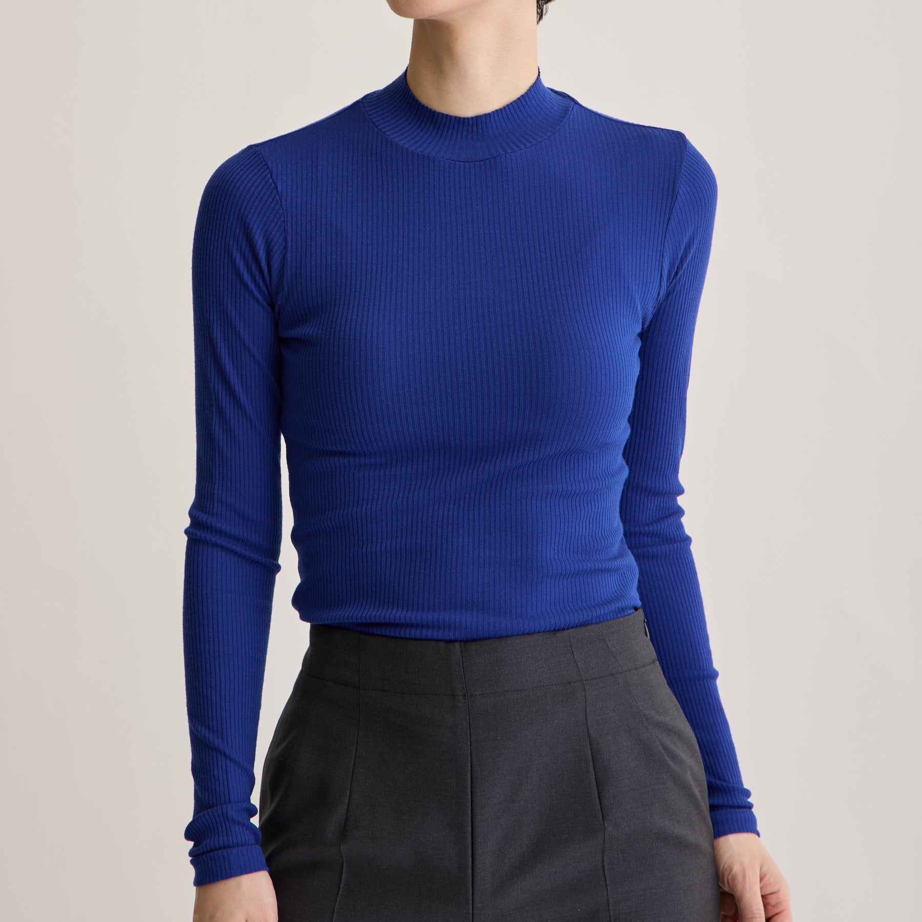 メリノウール100%リブ モックネックトップ, ロイヤルブルーのモデル着用画像(前)
